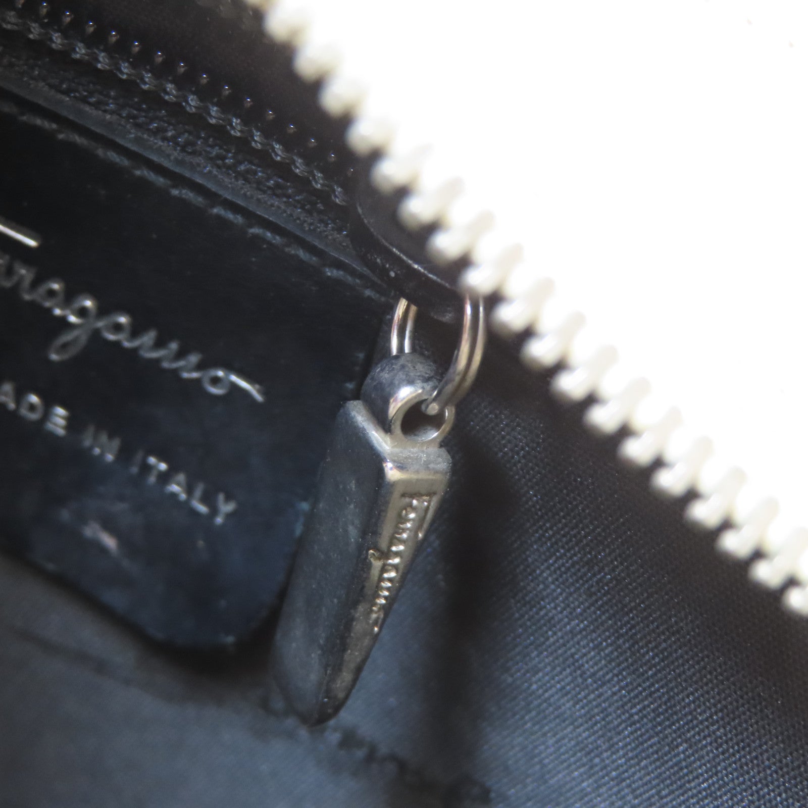 Salvatore Ferragamo 牛皮皮革Shoulder Bag銀扣手挽袋白色