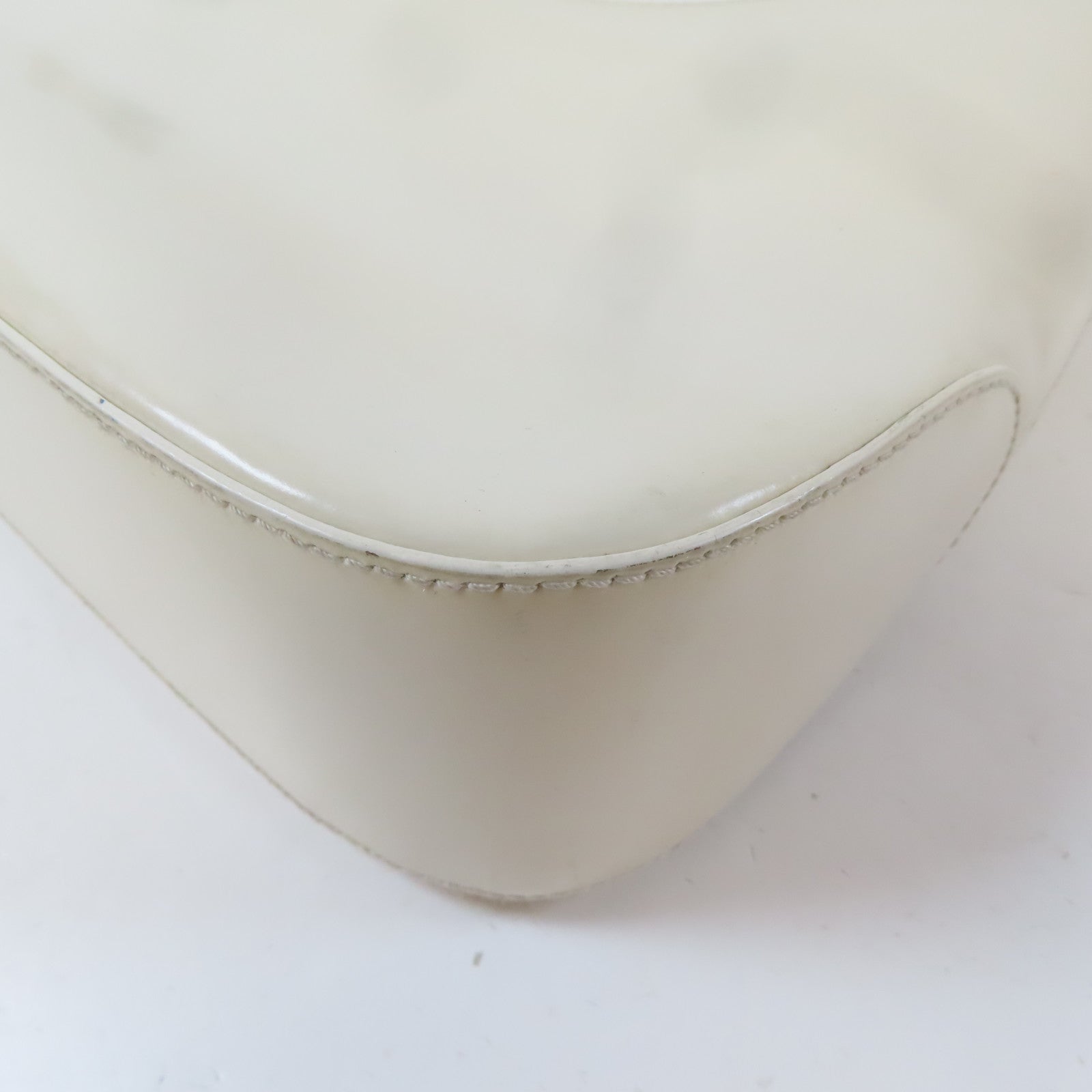 Salvatore Ferragamo 牛皮皮革Shoulder Bag銀扣手挽袋白色