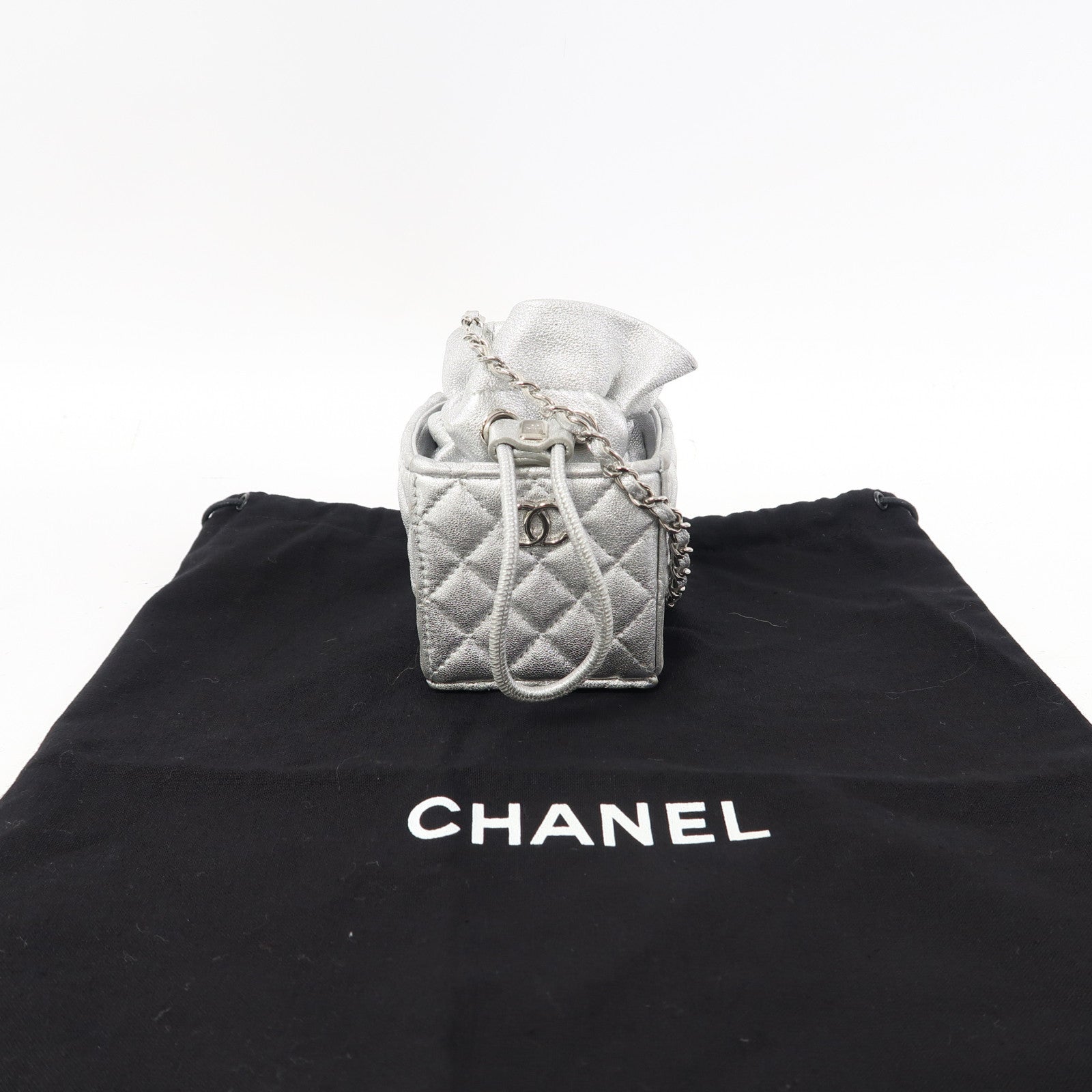 CHANEL 菱格羊皮皮革Micro Drawstring Bucket Bag銀扣鏈帶肩背袋銀色