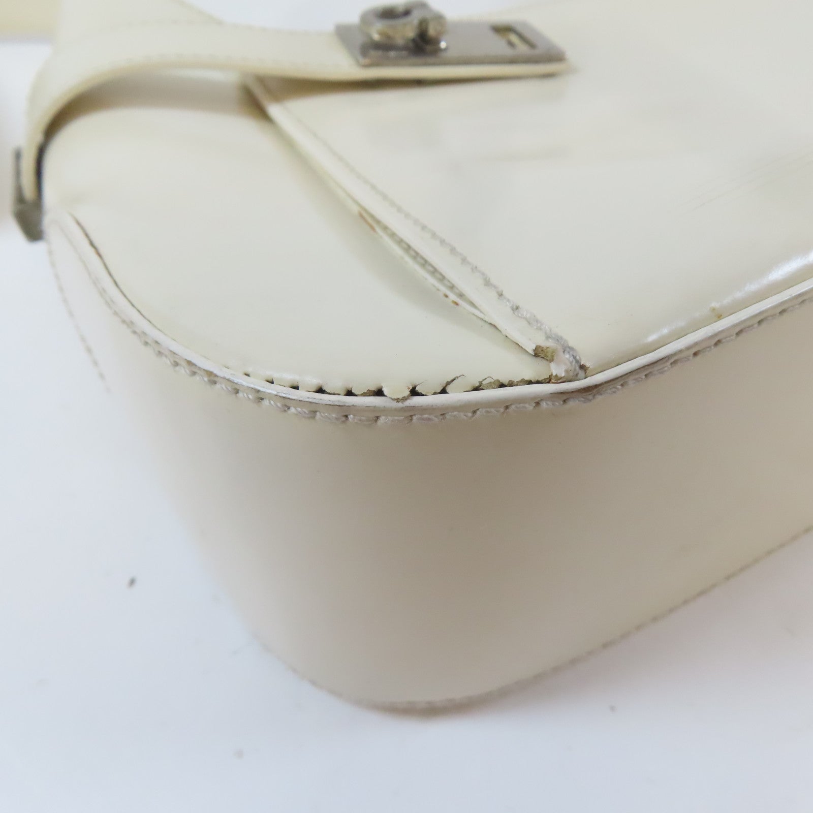 Salvatore Ferragamo 牛皮皮革Shoulder Bag銀扣手挽袋白色
