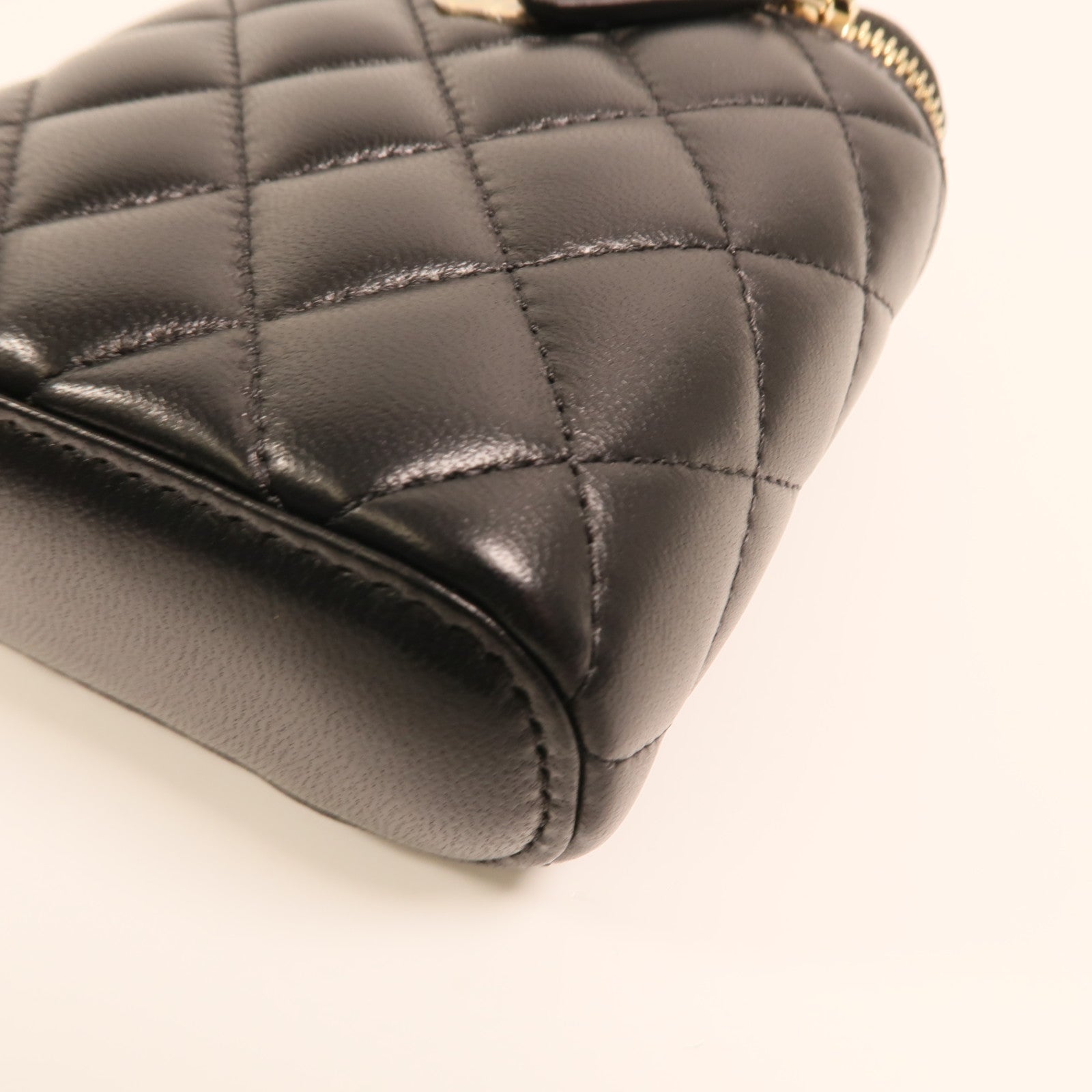 CHANEL 羊皮皮革Mini Pouch With Chain金扣鏈帶肩背袋