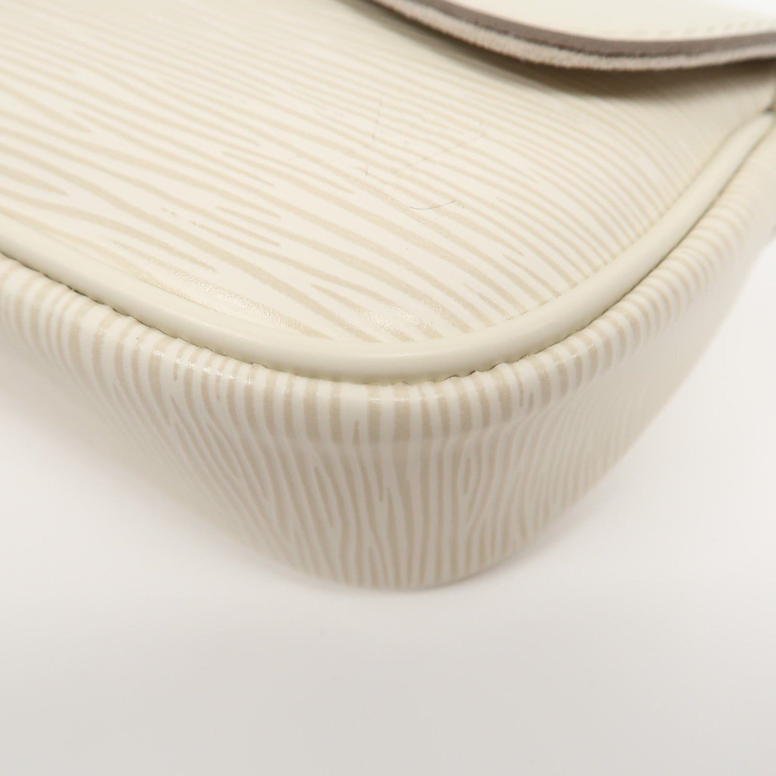 LOUIS VUITTON Epi Pochette Montaigne銀肩背袋白色