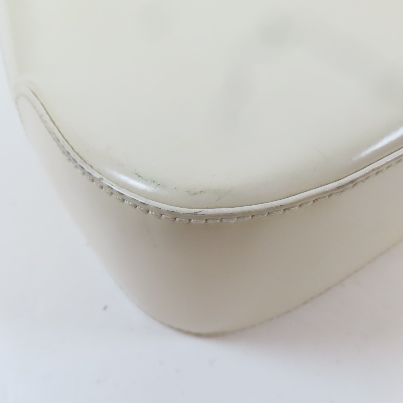 Salvatore Ferragamo 牛皮皮革Shoulder Bag銀扣手挽袋白色