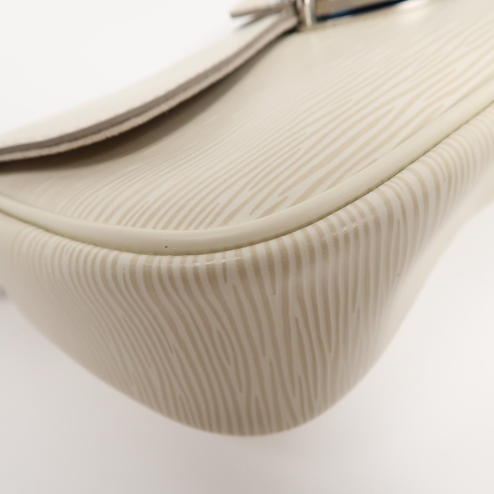 LOUIS VUITTON Epi Pochette Montaigne銀肩背袋白色