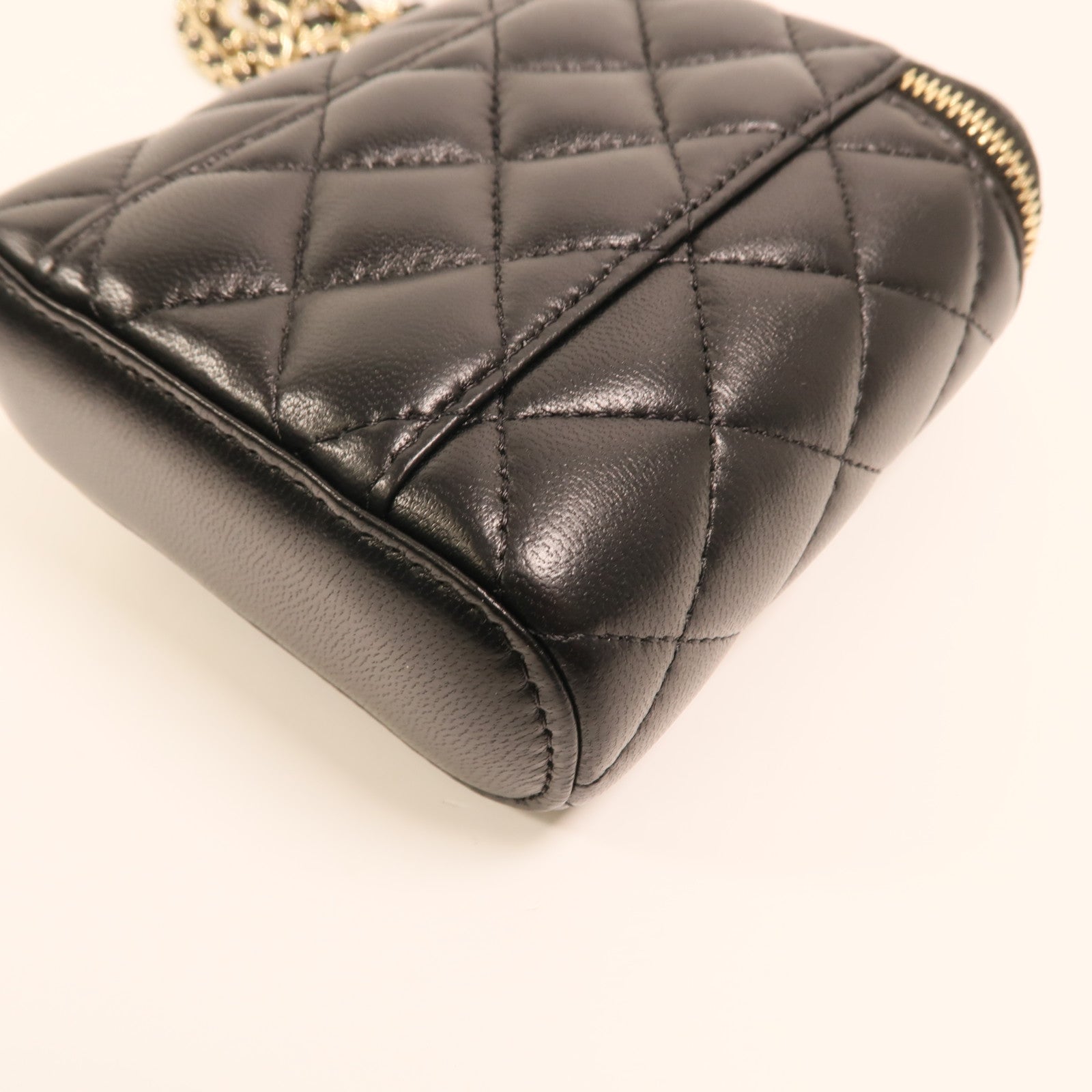 CHANEL 羊皮皮革Mini Pouch With Chain金扣鏈帶肩背袋