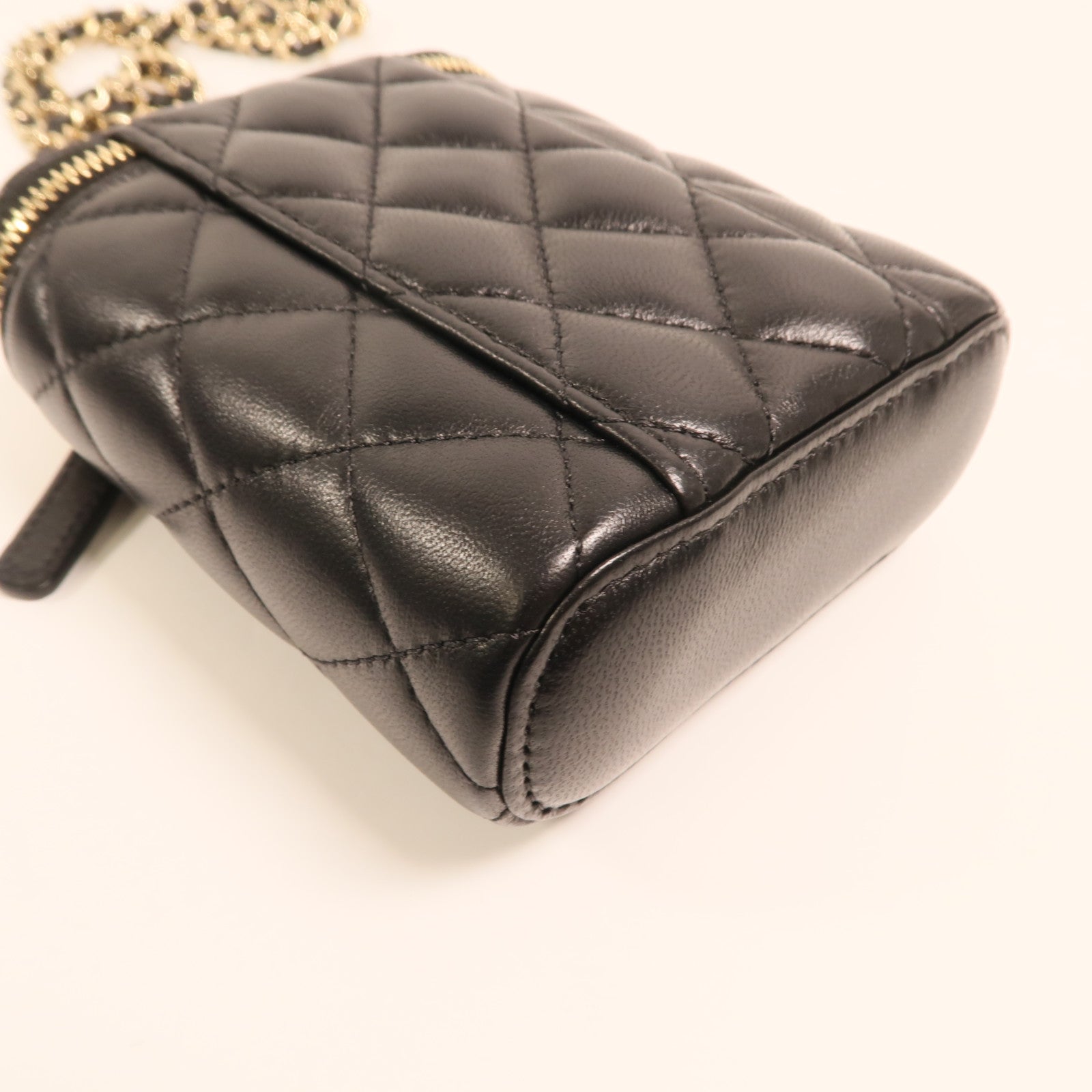 CHANEL 羊皮皮革Mini Pouch With Chain金扣鏈帶肩背袋