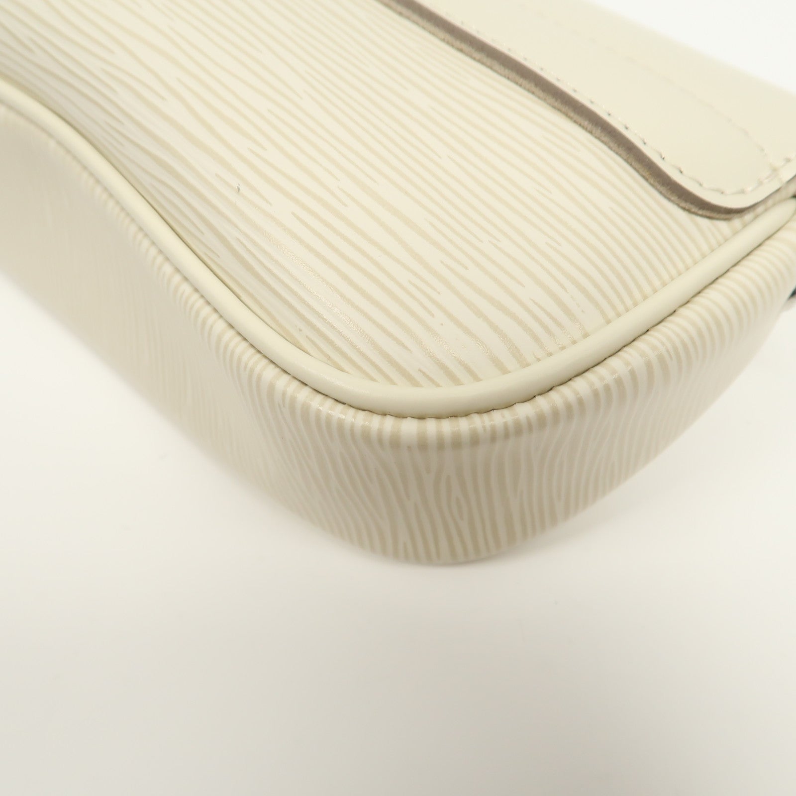 LOUIS VUITTON Epi Pochette Montaigne銀肩背袋白色