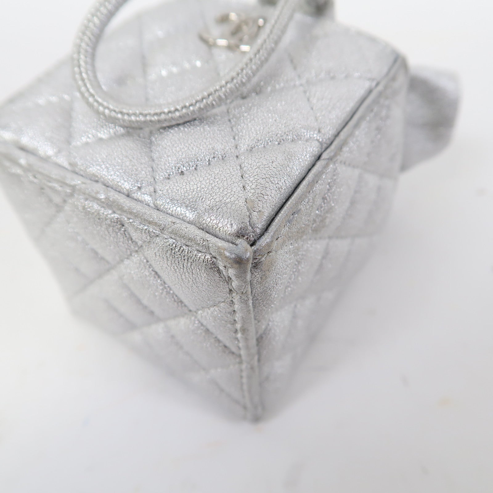 CHANEL 菱格羊皮皮革Micro Drawstring Bucket Bag銀扣鏈帶肩背袋銀色