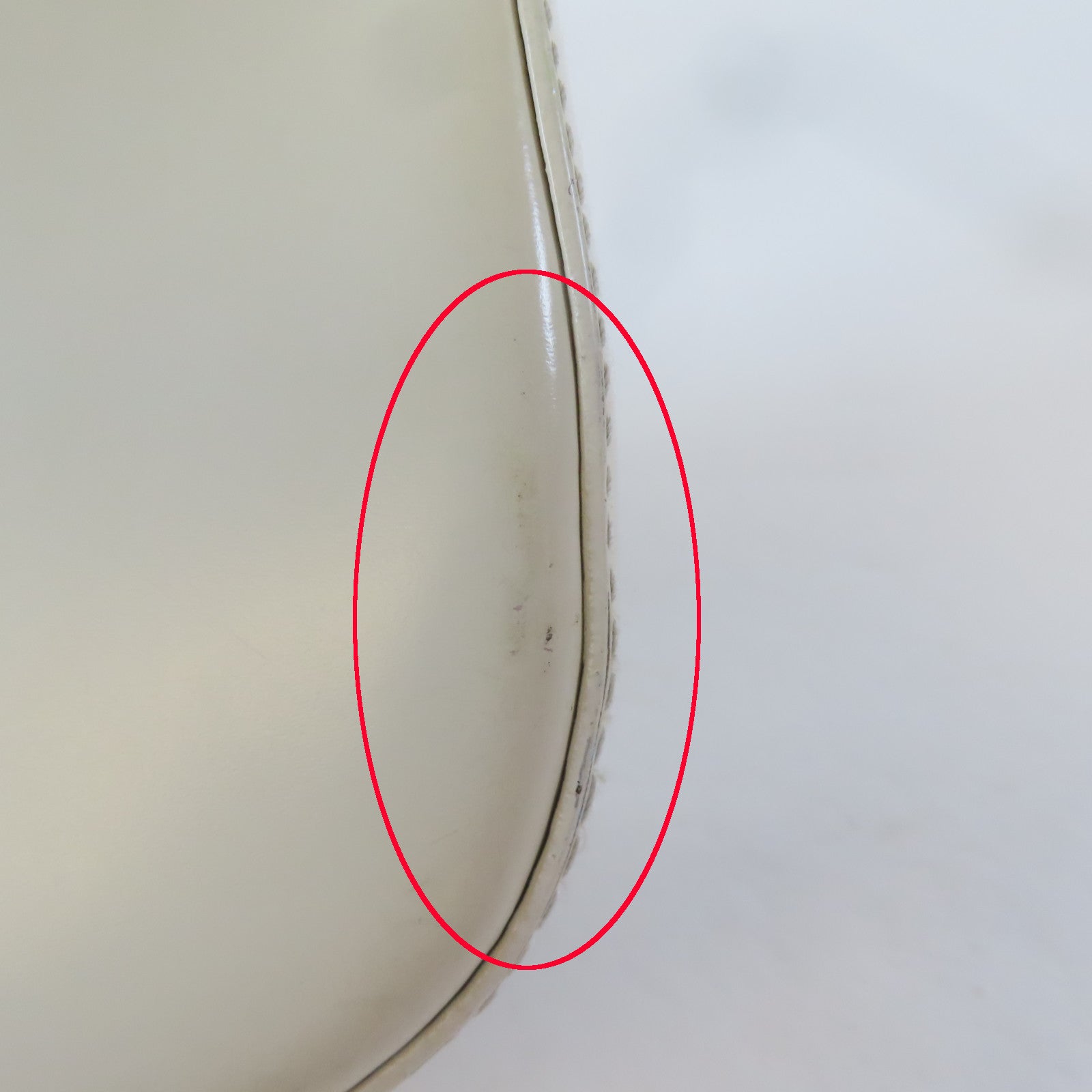 Salvatore Ferragamo 牛皮皮革Shoulder Bag銀扣手挽袋白色