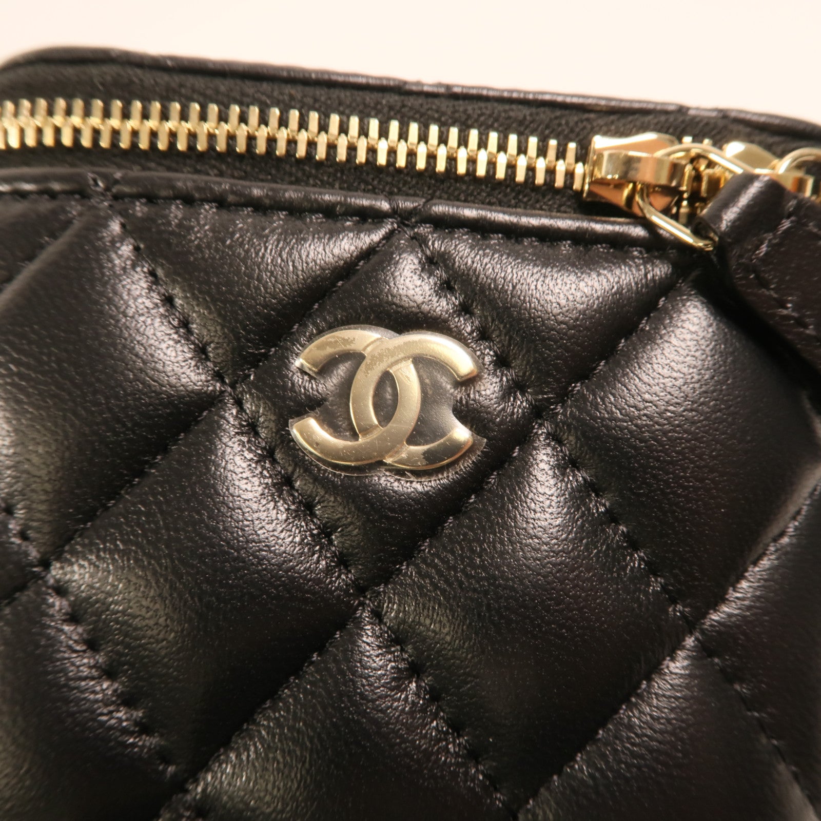 CHANEL 羊皮皮革Mini Pouch With Chain金扣鏈帶肩背袋