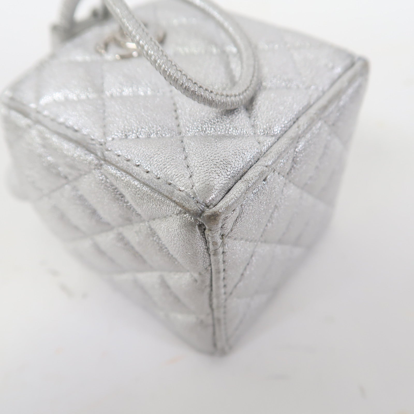 CHANEL 菱格羊皮皮革Micro Drawstring Bucket Bag銀扣鏈帶肩背袋銀色