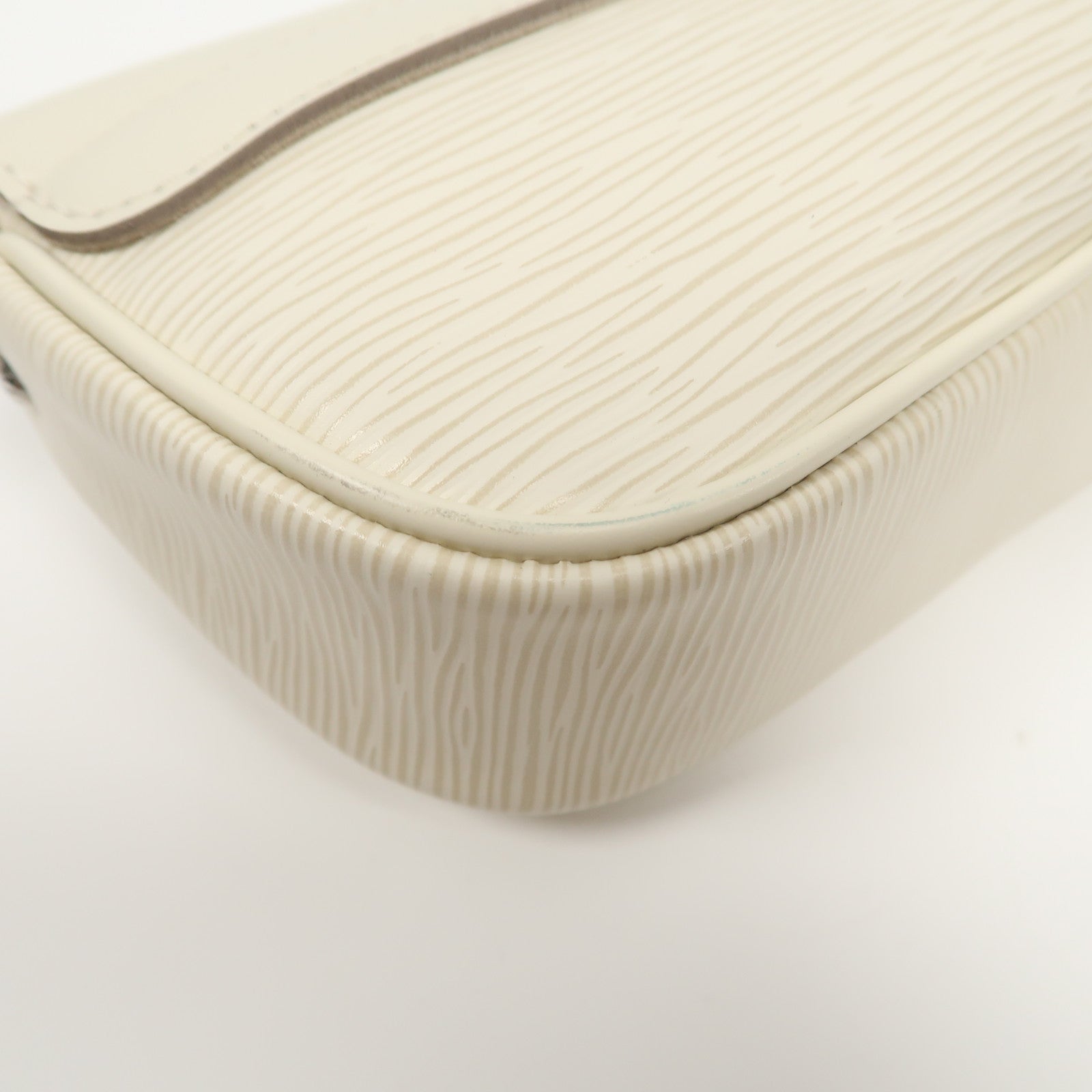 LOUIS VUITTON Epi Pochette Montaigne銀肩背袋白色