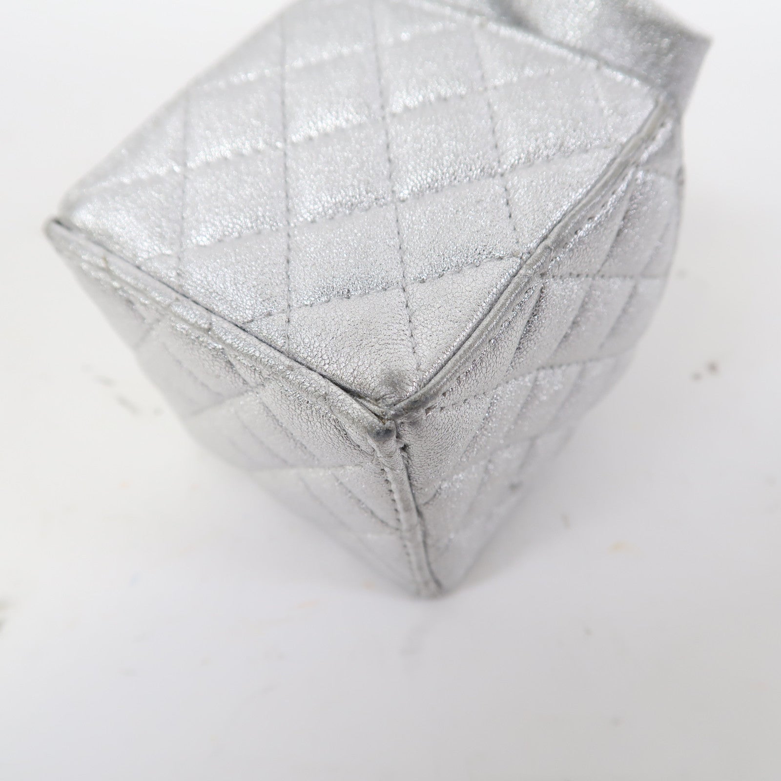 CHANEL 菱格羊皮皮革Micro Drawstring Bucket Bag銀扣鏈帶肩背袋銀色