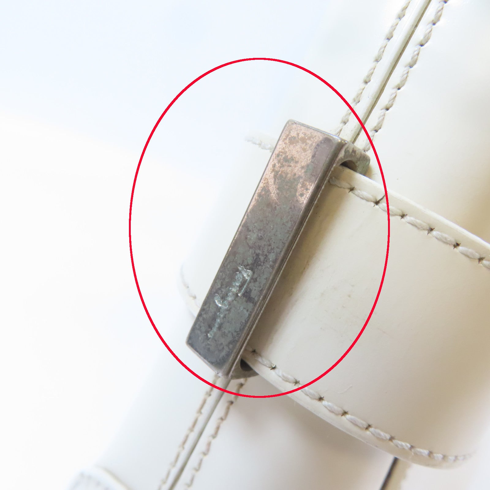 Salvatore Ferragamo 牛皮皮革Shoulder Bag銀扣手挽袋白色