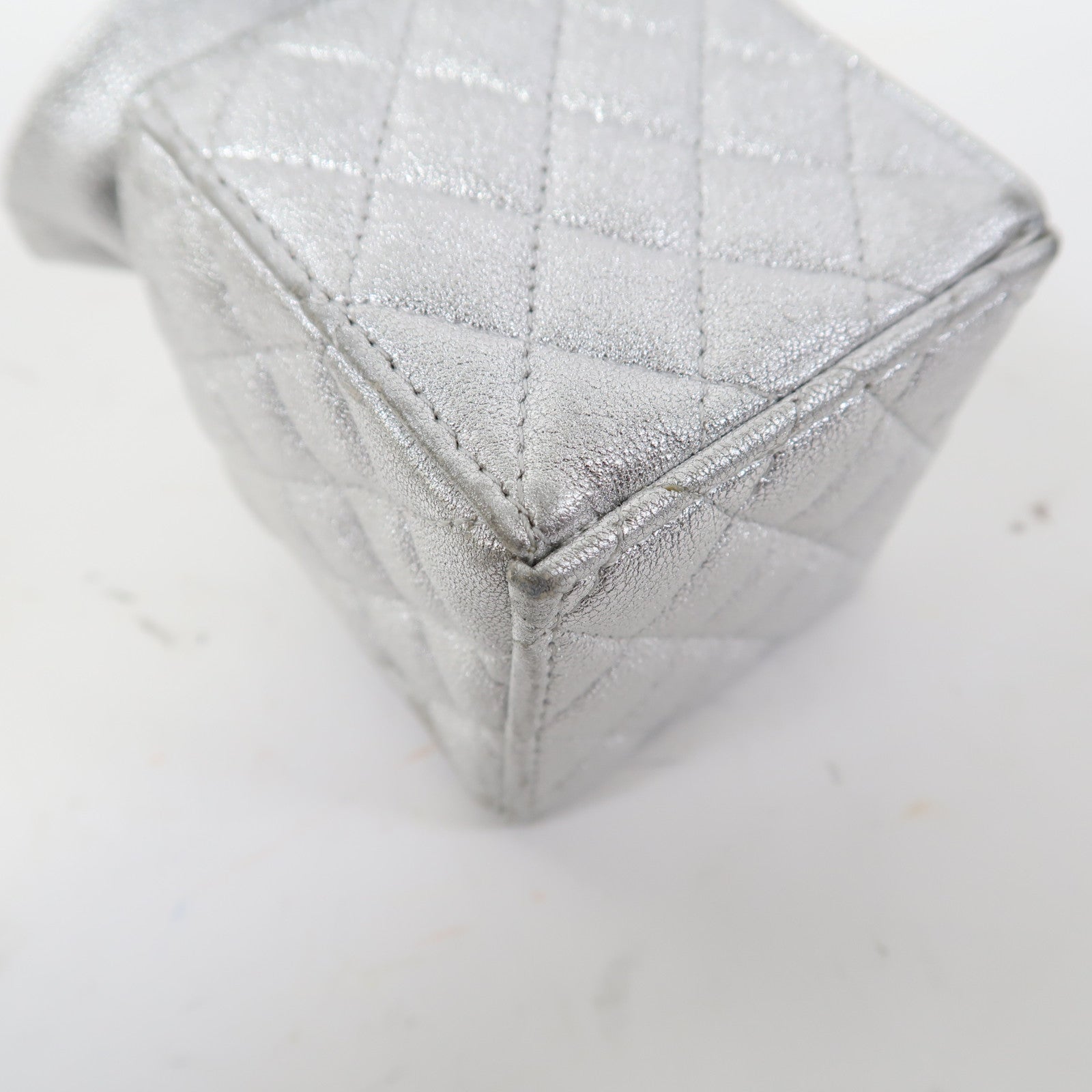 CHANEL 菱格羊皮皮革Micro Drawstring Bucket Bag銀扣鏈帶肩背袋銀色