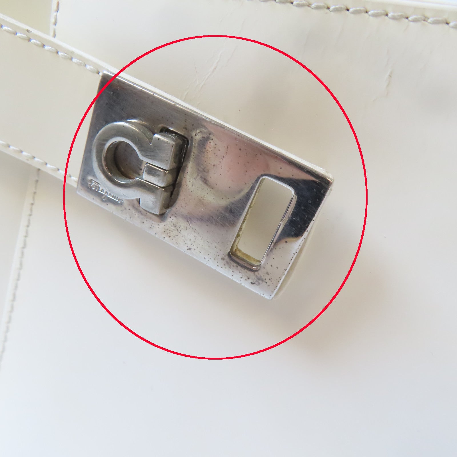 Salvatore Ferragamo 牛皮皮革Shoulder Bag銀扣手挽袋白色