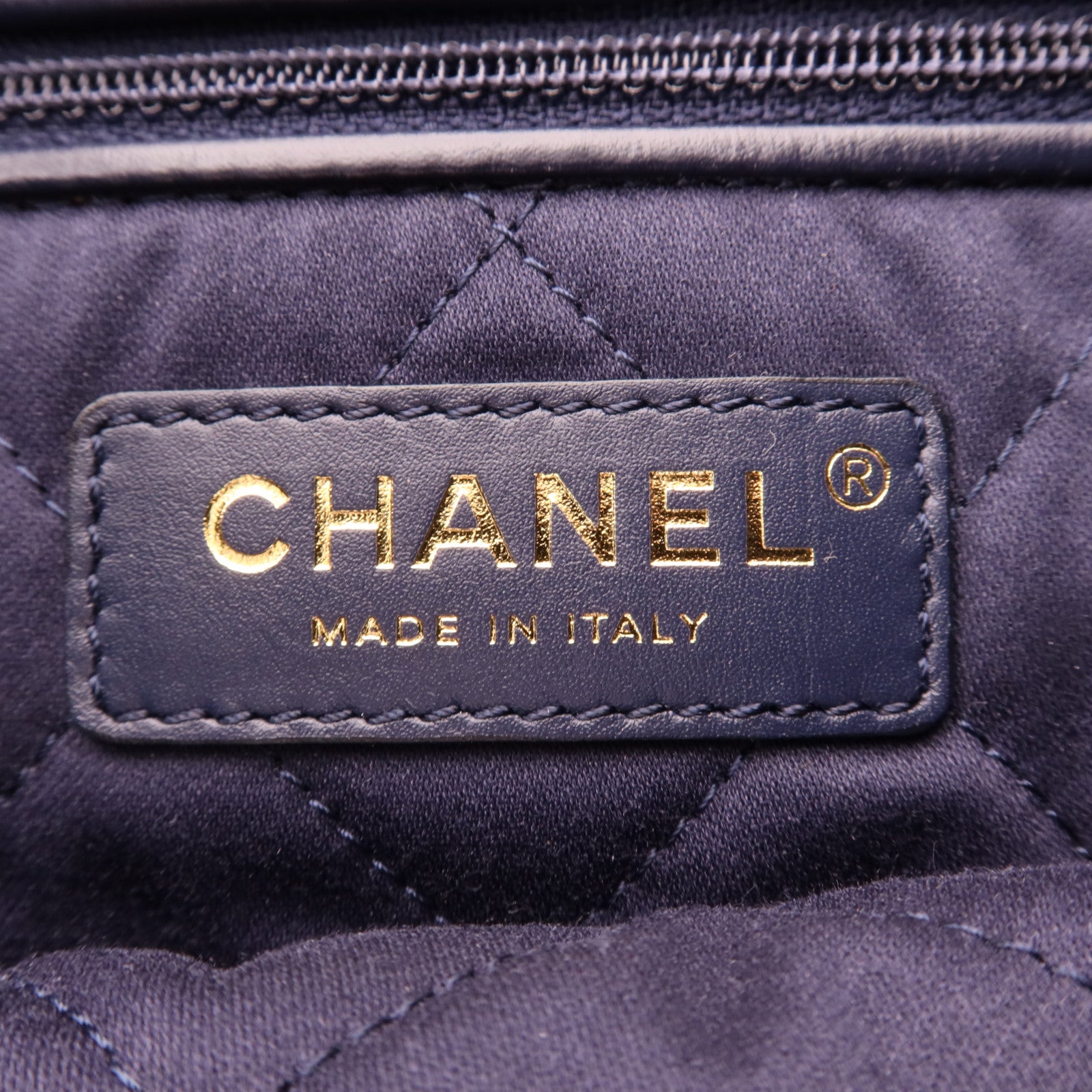 CHANEL 牛皮皮革Chanel 22 Medium金扣鏈帶肩背袋