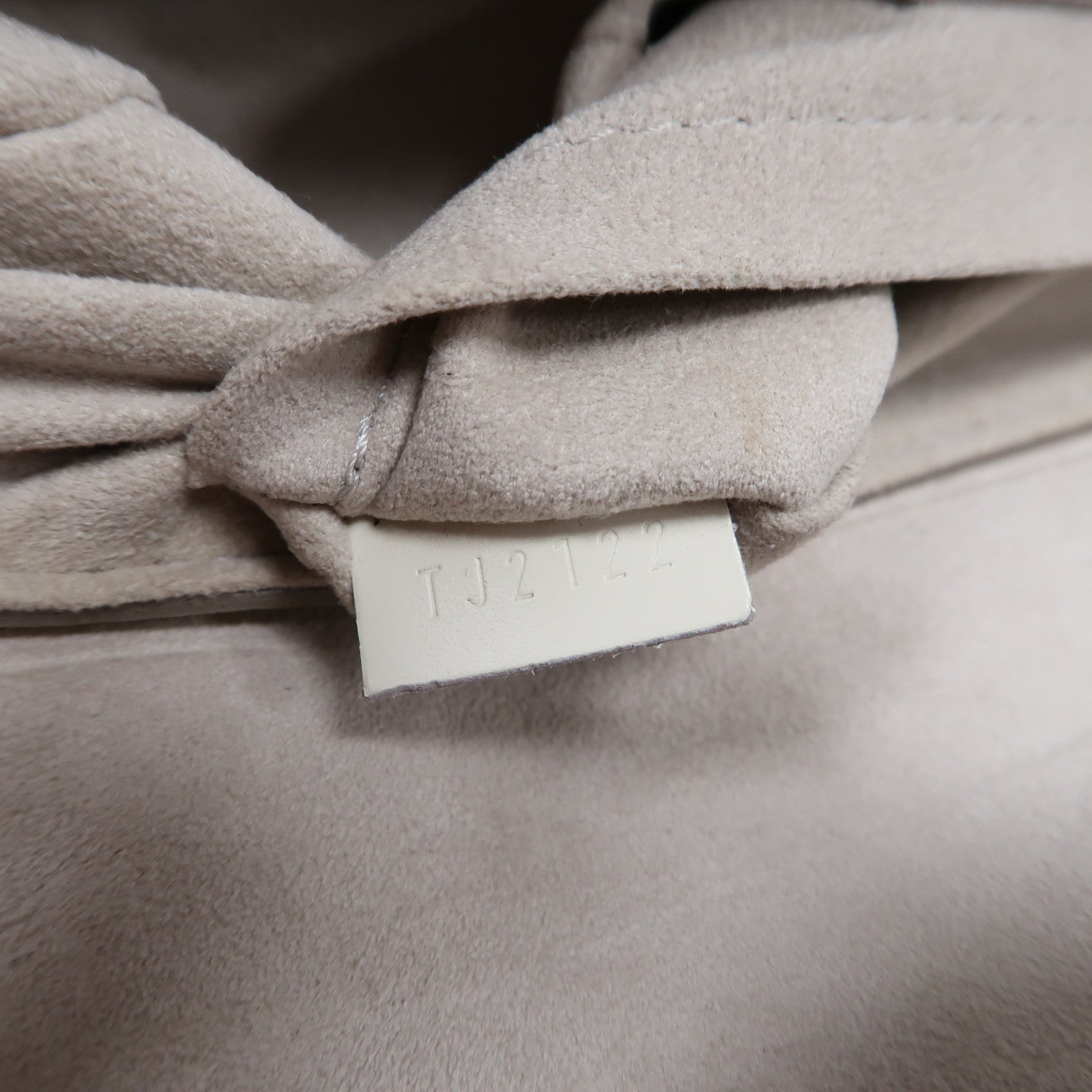 LOUIS VUITTON Epi Pochette Montaigne銀肩背袋白色