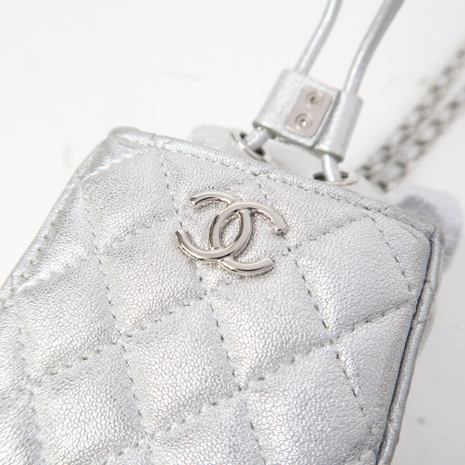 CHANEL 菱格羊皮皮革Micro Drawstring Bucket Bag銀扣鏈帶肩背袋銀色