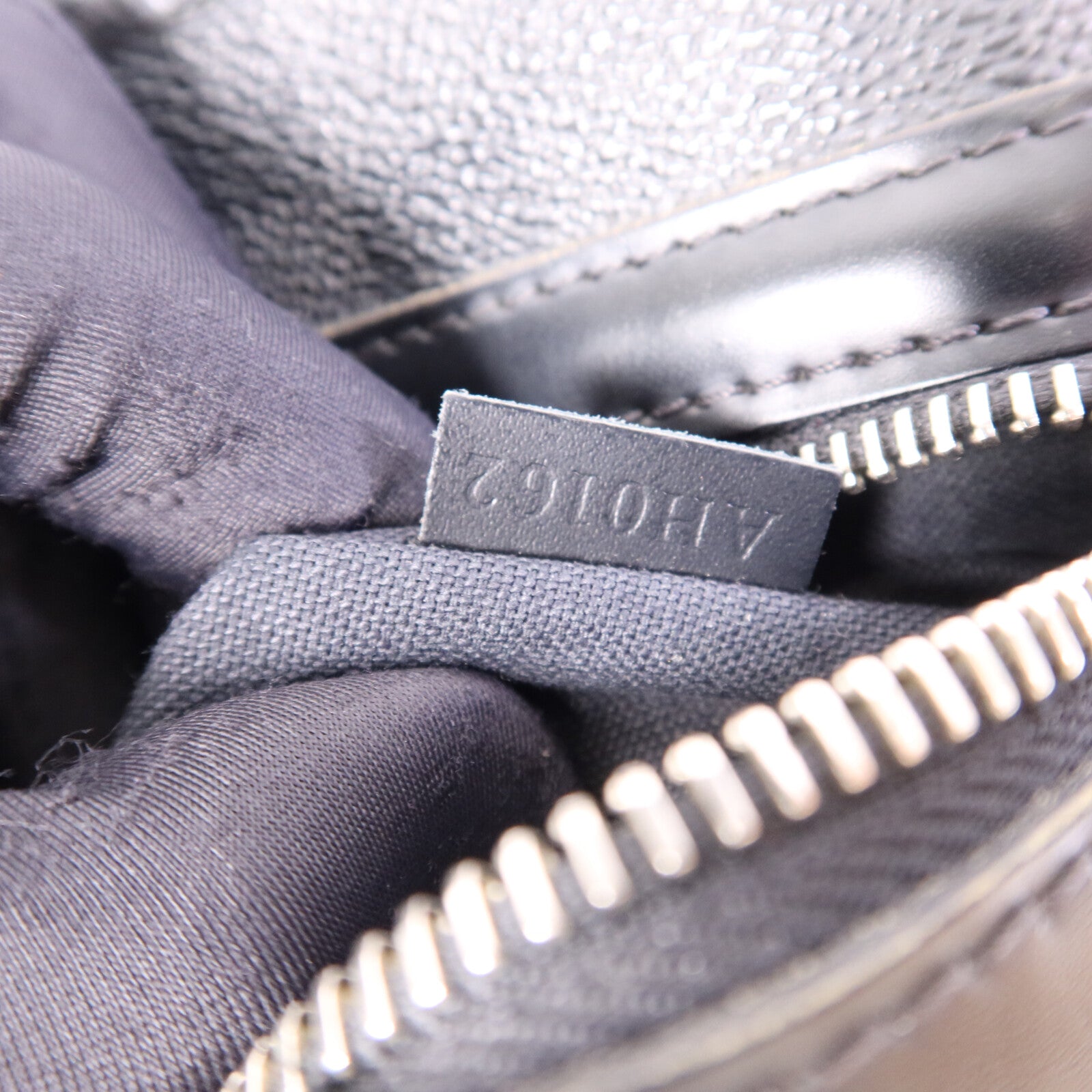 LOUIS VUITTON Damier Graphite Thomas銀扣肩背袋