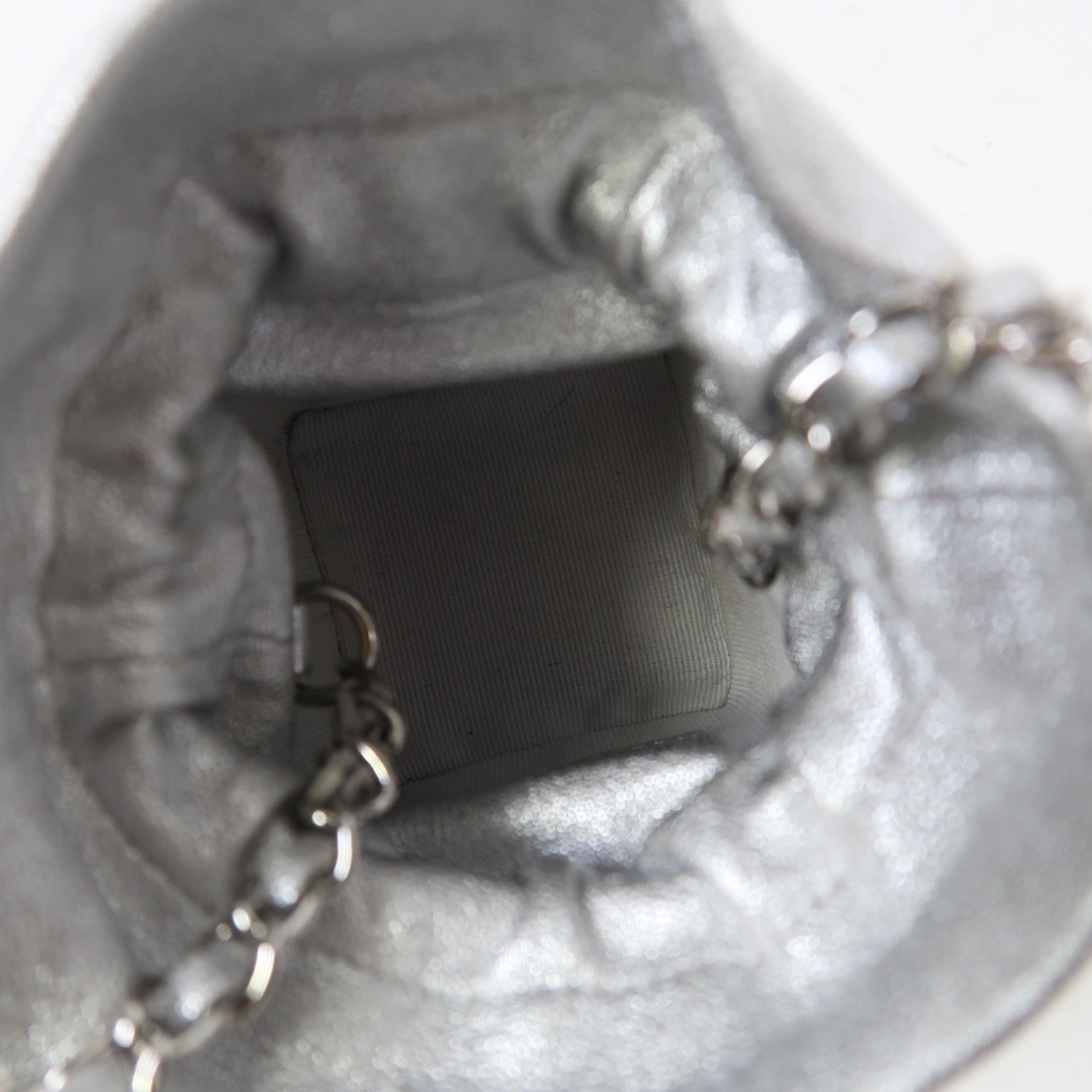 CHANEL 菱格羊皮皮革Micro Drawstring Bucket Bag銀扣鏈帶肩背袋銀色