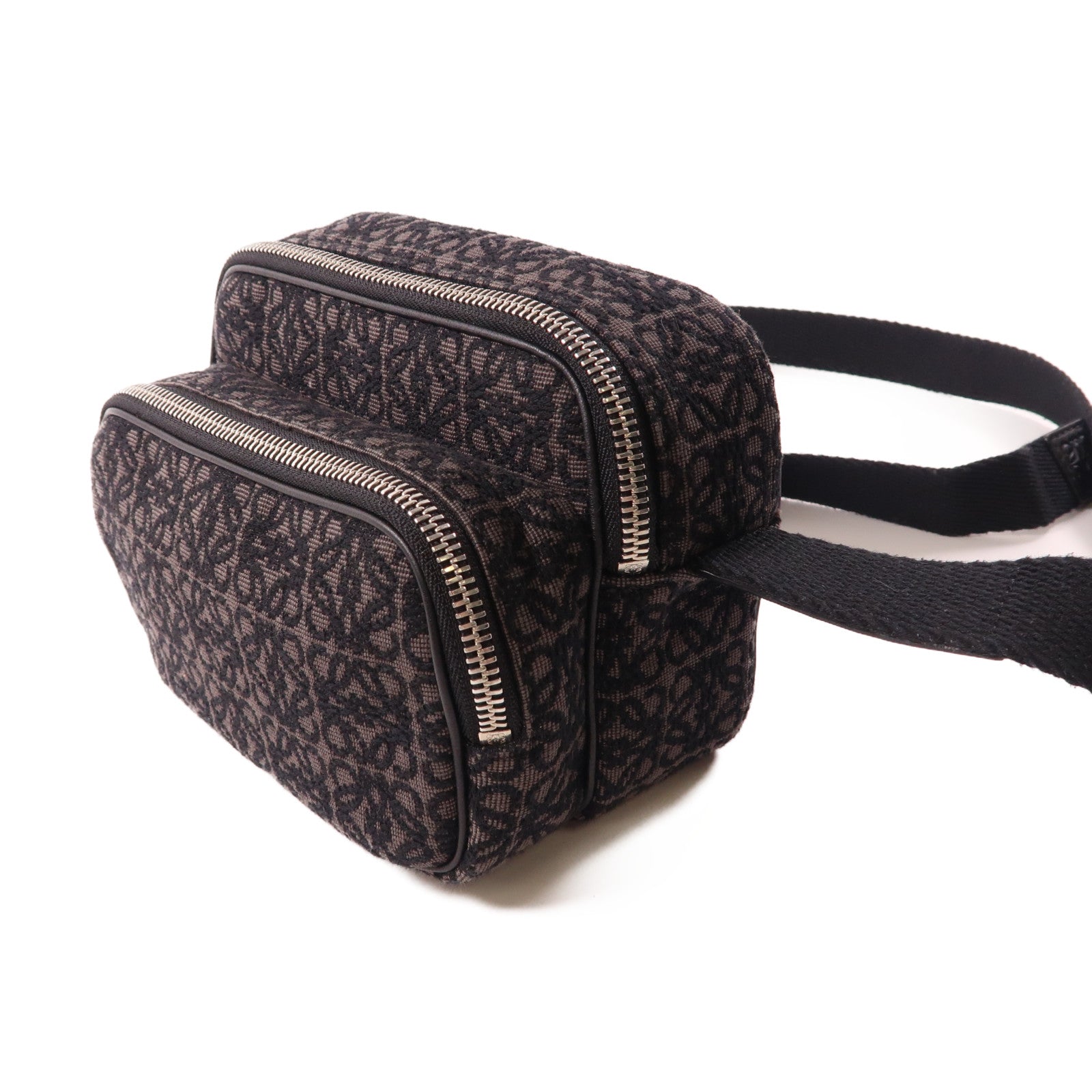 LOEWE 帆布Anagram Camera Bag銀扣肩背袋黑色