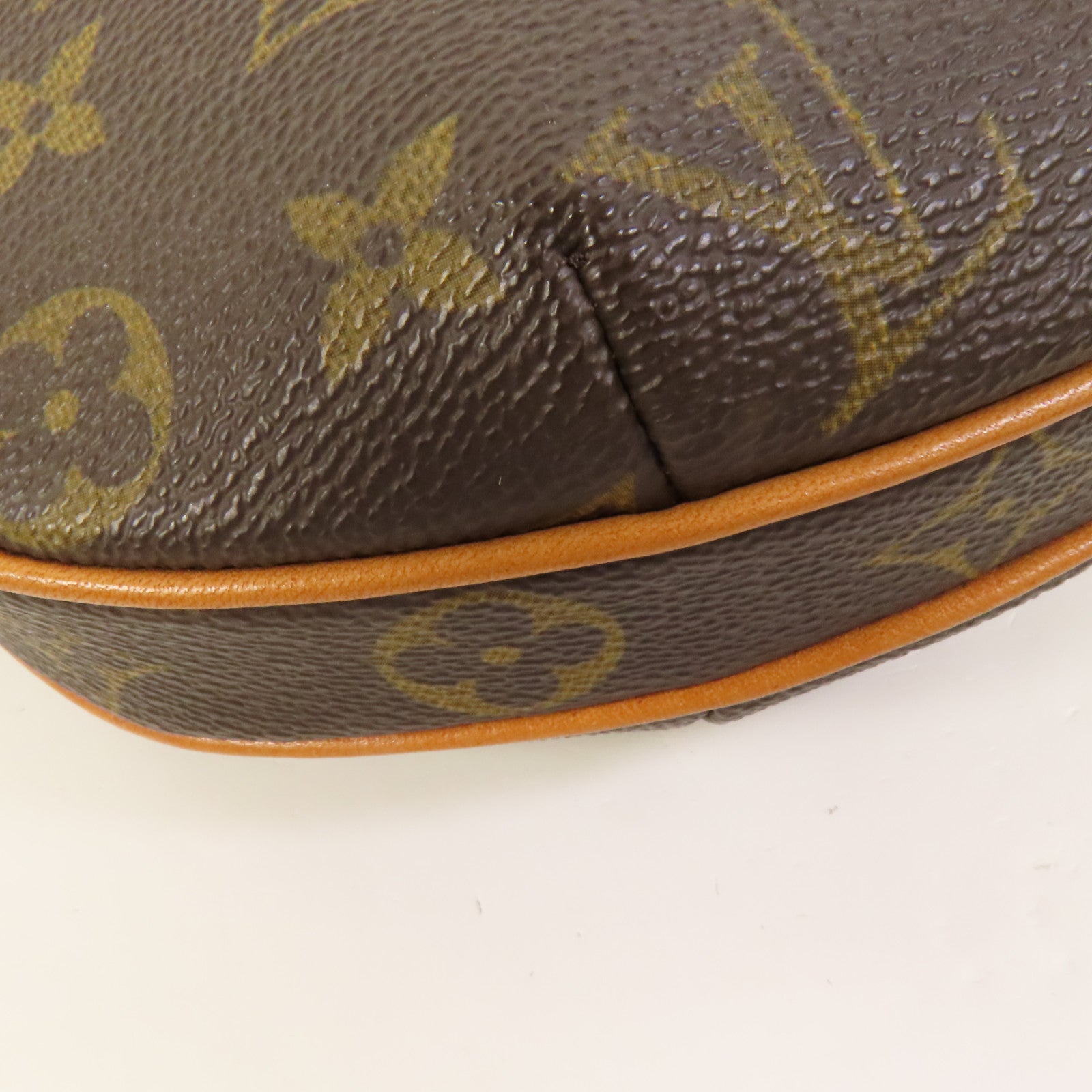 LOUIS VUITTON Monogram Pochette Croissant金扣肩背袋