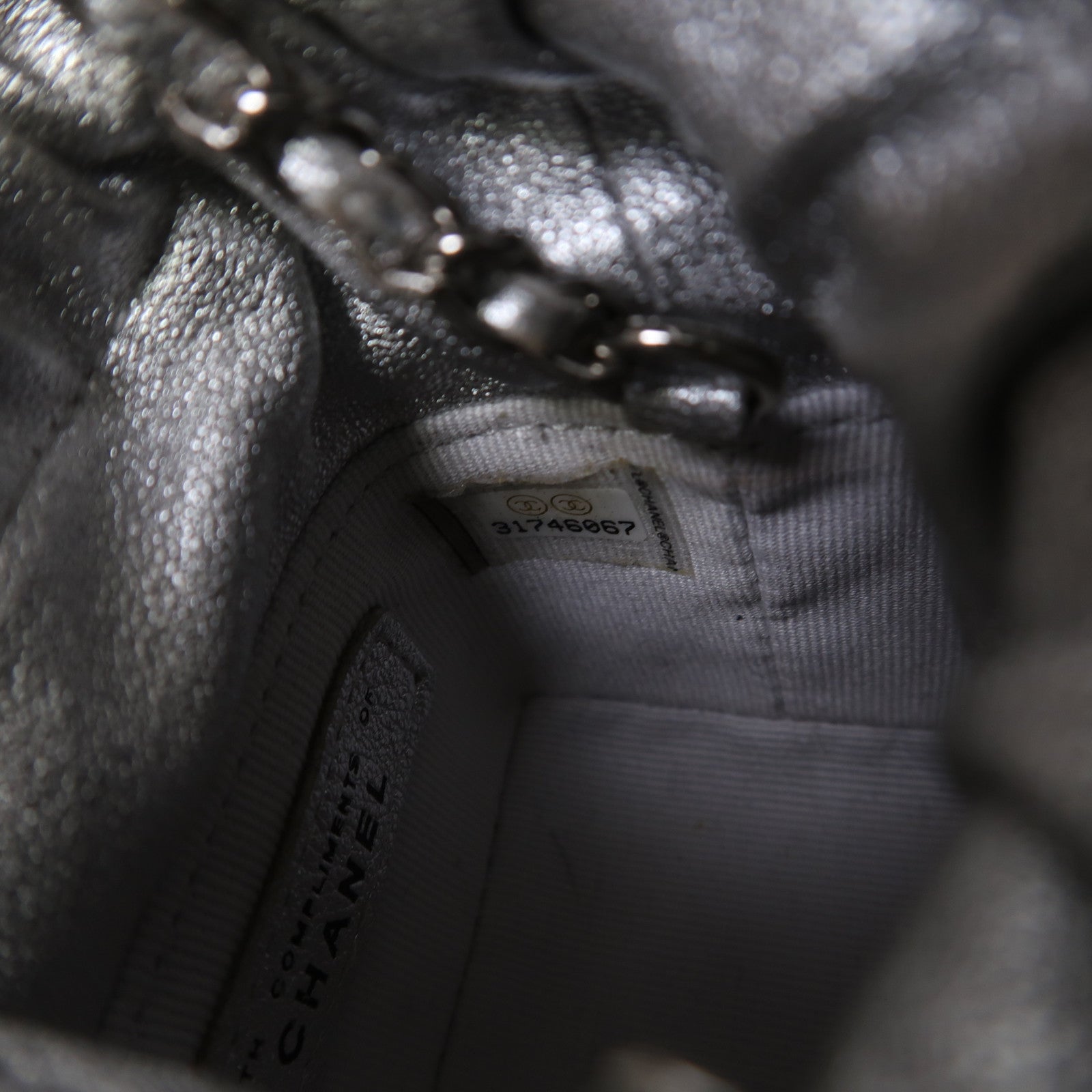 CHANEL 菱格羊皮皮革Micro Drawstring Bucket Bag銀扣鏈帶肩背袋銀色