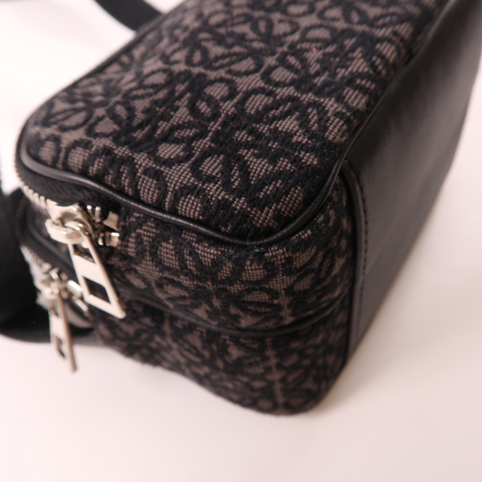 LOEWE 帆布Anagram Camera Bag銀扣肩背袋黑色