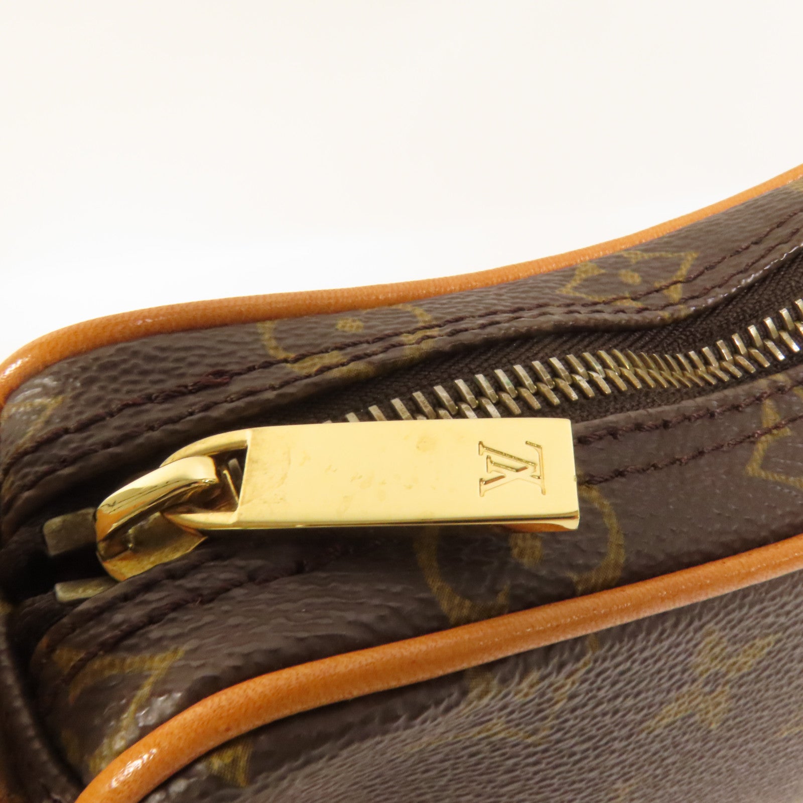 LOUIS VUITTON Monogram Pochette Croissant金扣肩背袋