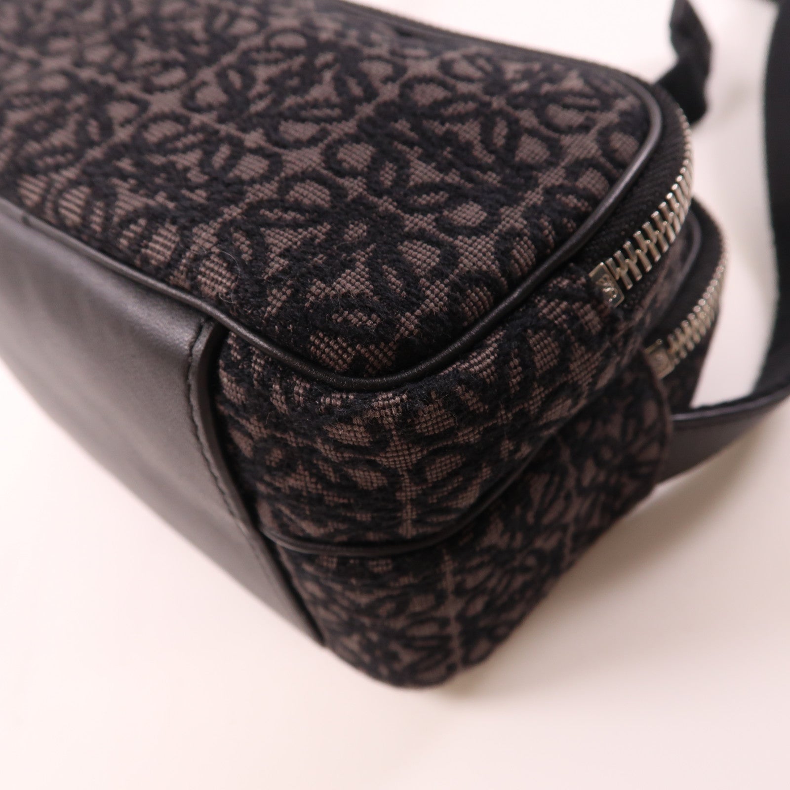 LOEWE 帆布Anagram Camera Bag銀扣肩背袋黑色