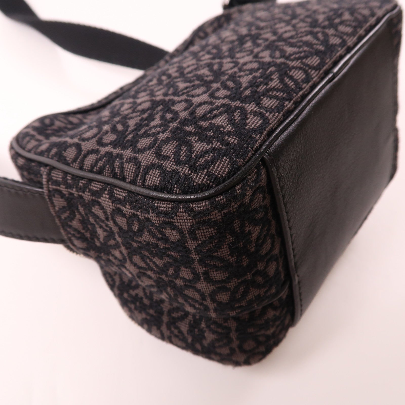 LOEWE 帆布Anagram Camera Bag銀扣肩背袋黑色