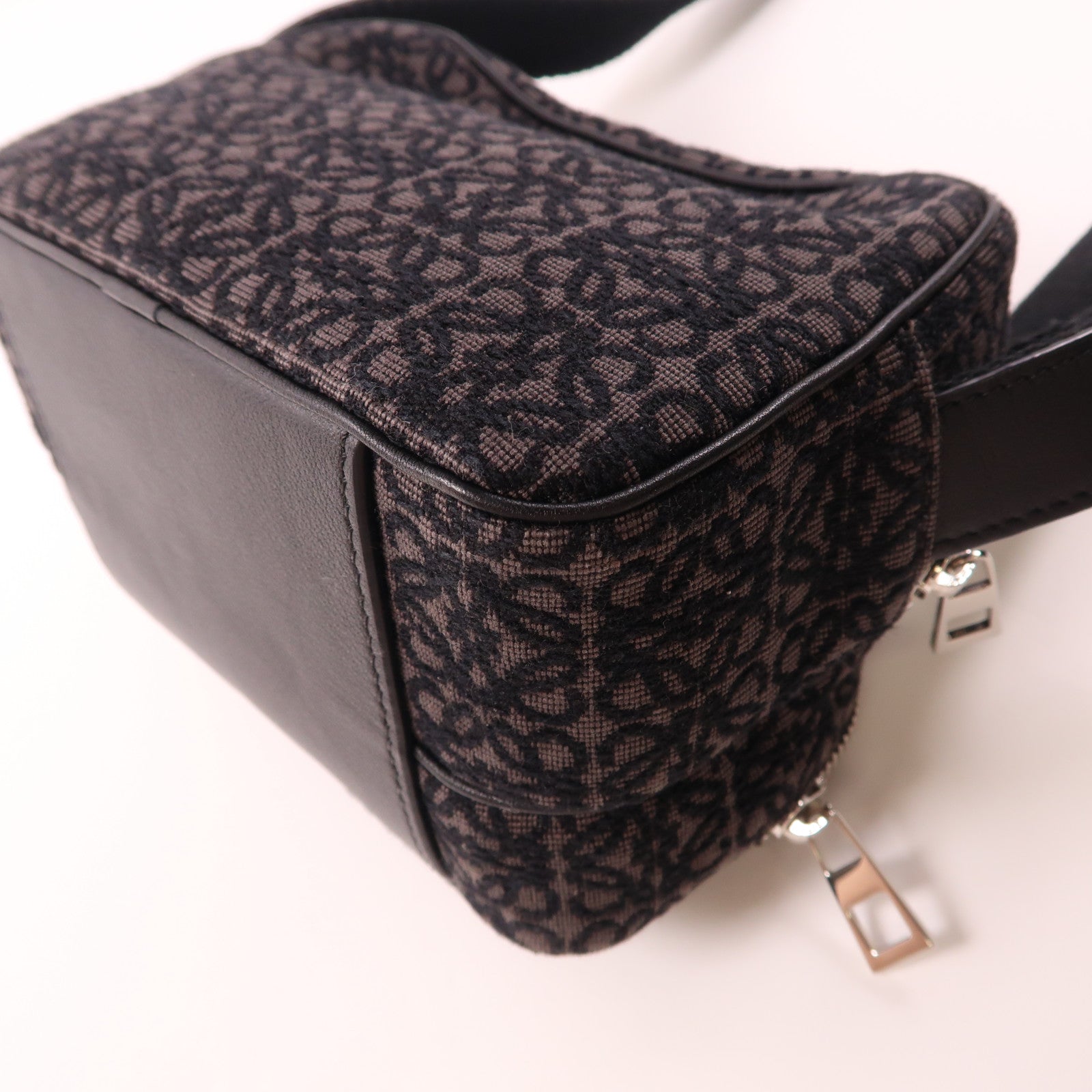 LOEWE 帆布Anagram Camera Bag銀扣肩背袋黑色
