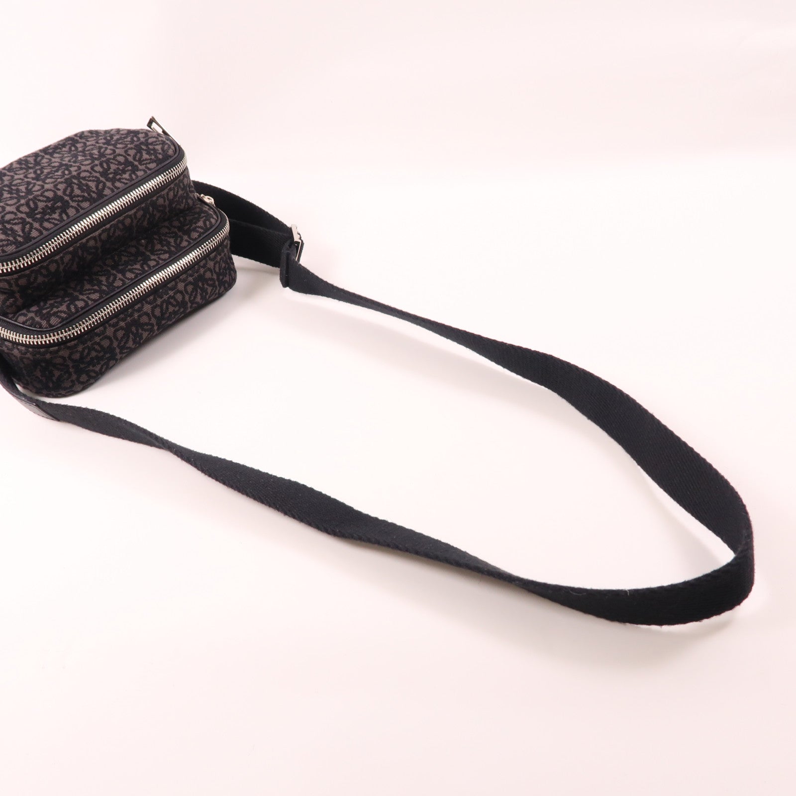LOEWE 帆布Anagram Camera Bag銀扣肩背袋黑色