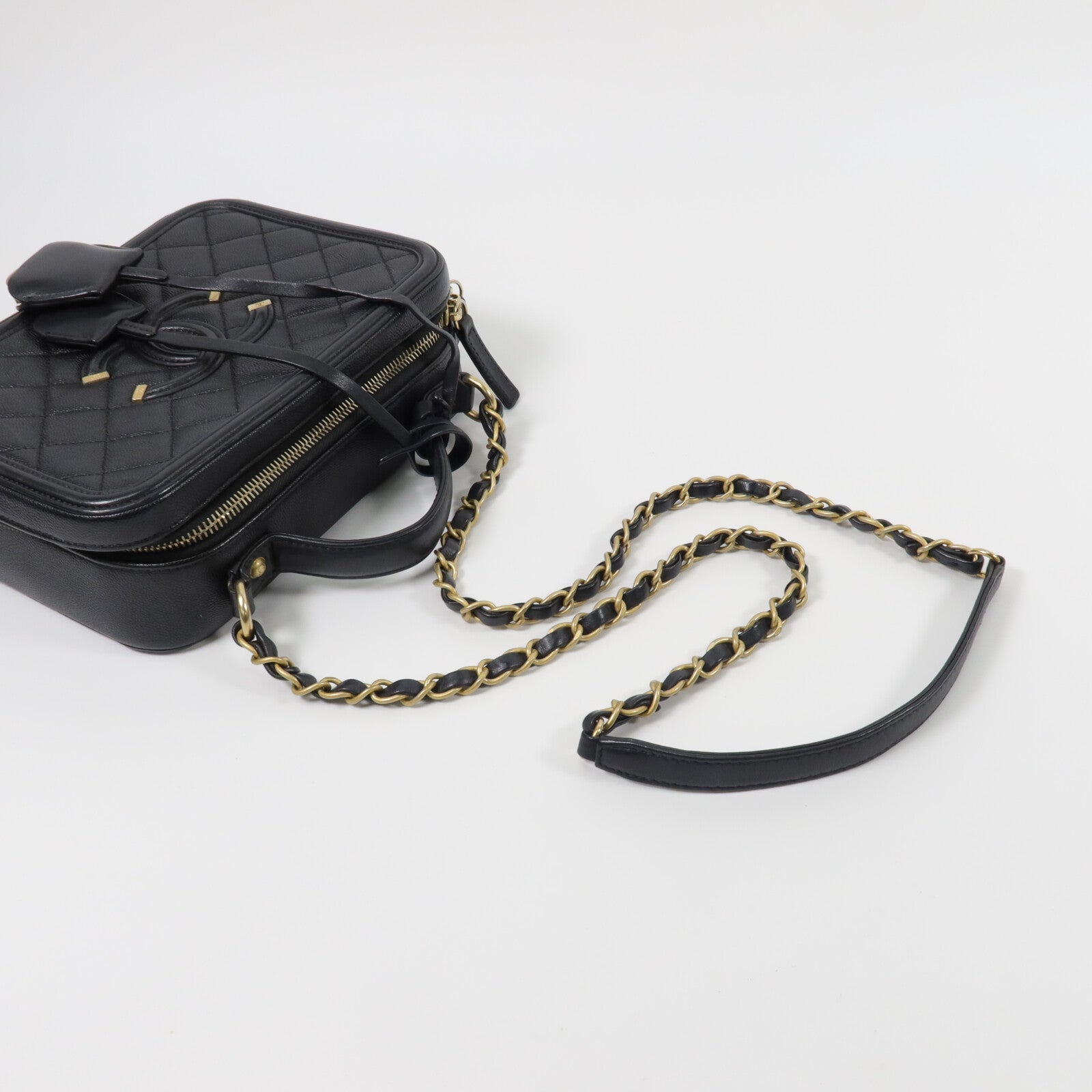 CHANEL 牛皮皮革CC Filigree Vanity Case Medium鏈帶肩背袋