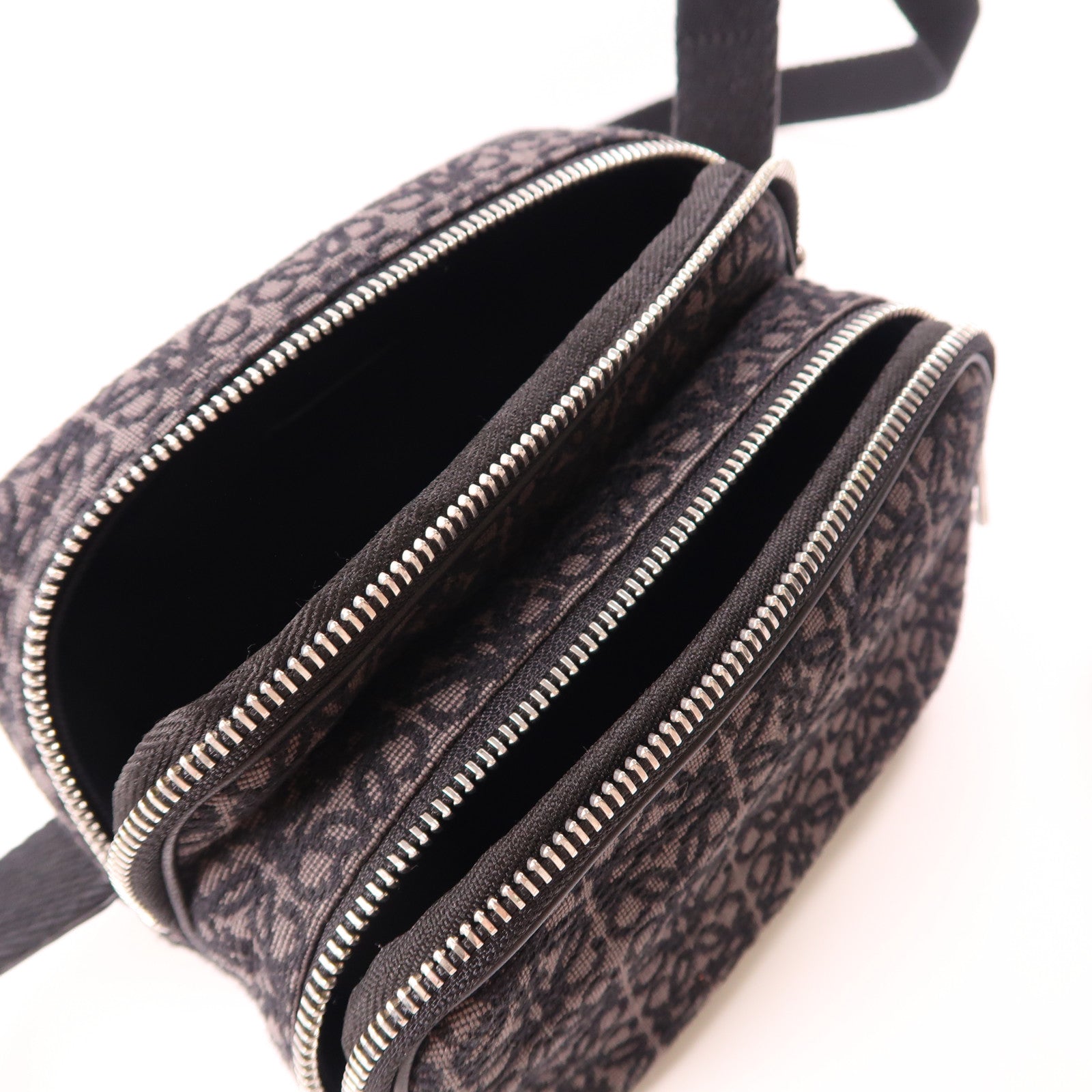 LOEWE 帆布Anagram Camera Bag銀扣肩背袋黑色