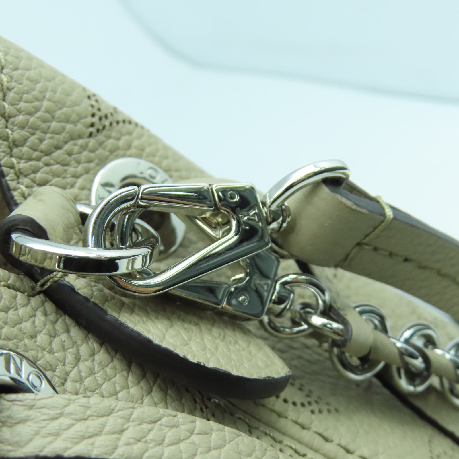 LOUIS VUITTON Monogram Mahina Bella銀扣手挽肩背兩用袋米色