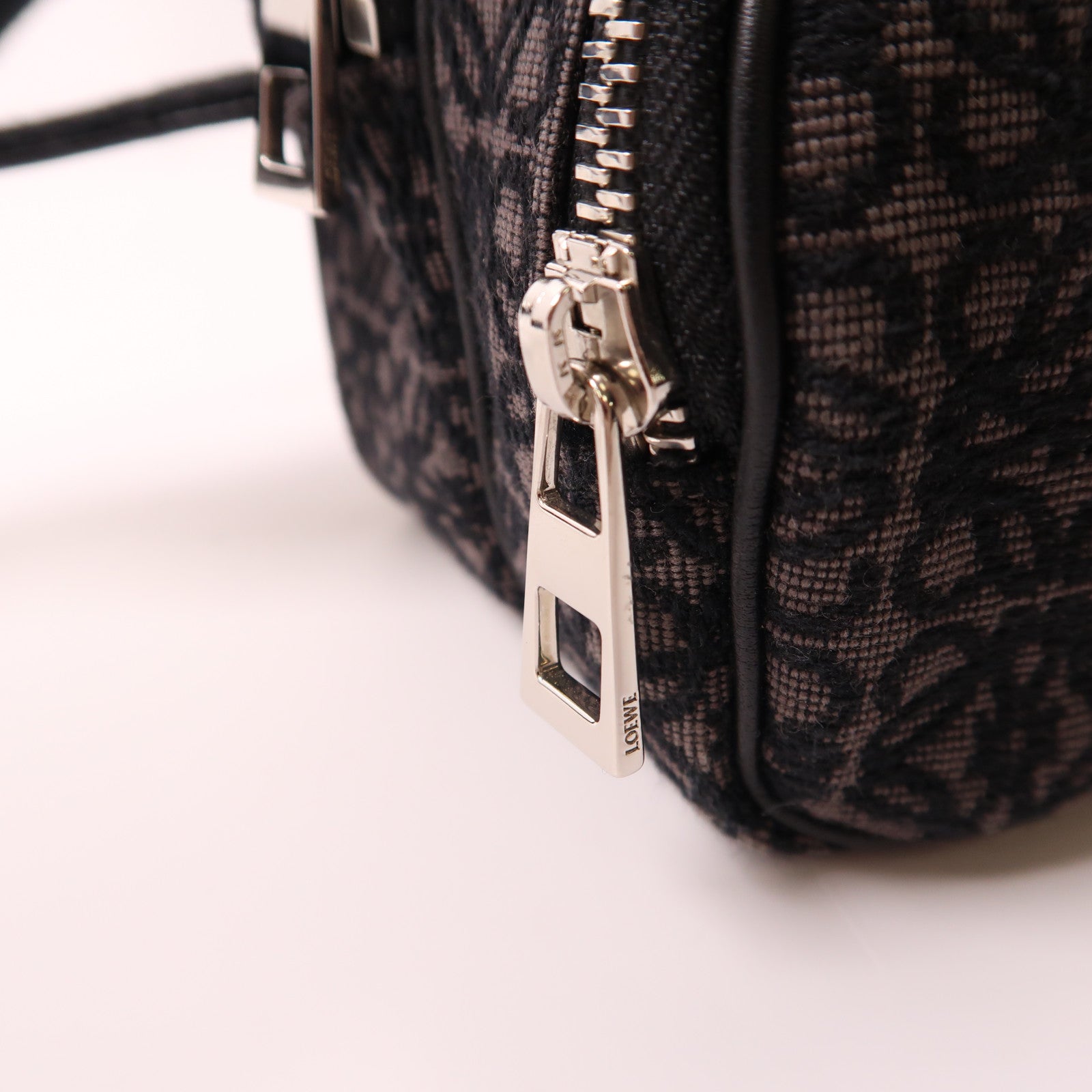 LOEWE 帆布Anagram Camera Bag銀扣肩背袋黑色