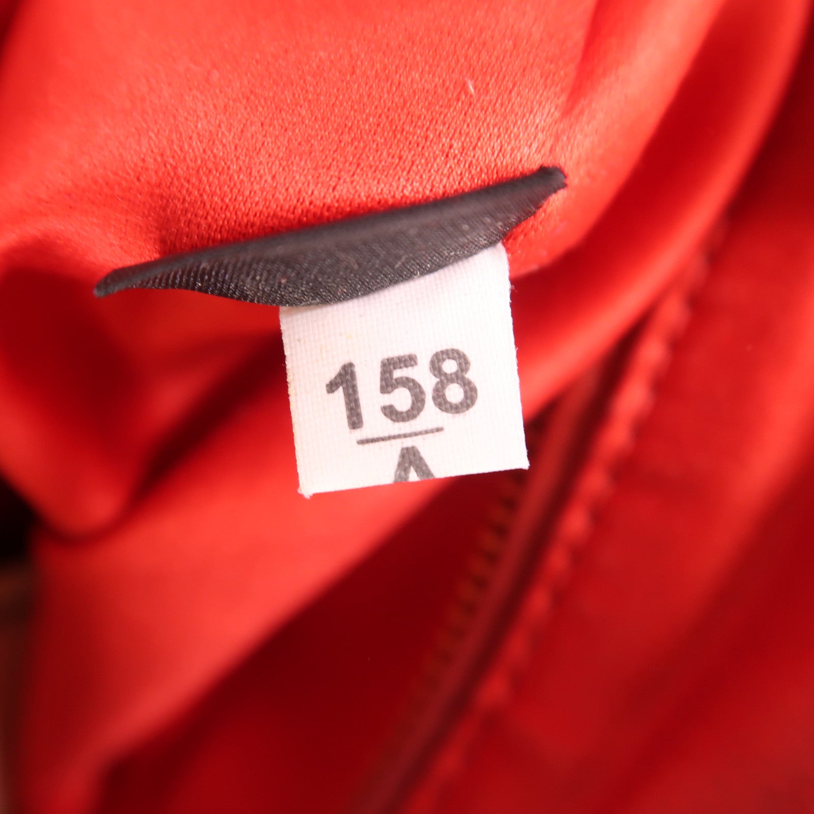 Miu Miu 牛皮皮革Pouch金扣手拿包