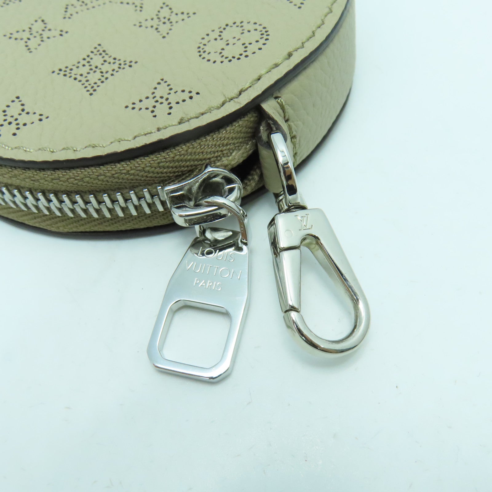 LOUIS VUITTON Monogram Mahina Bella銀扣手挽肩背兩用袋米色