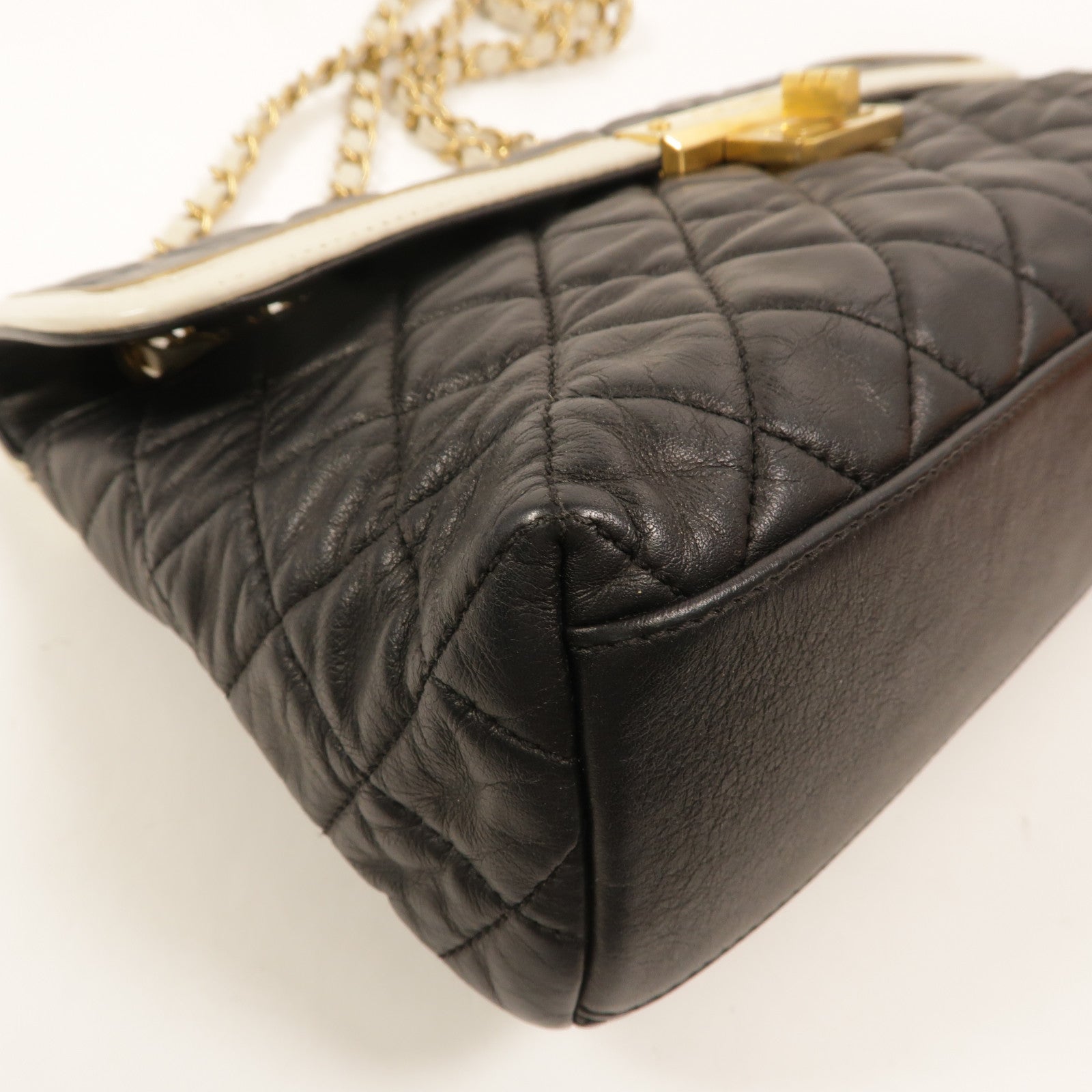 CHANEL 牛皮皮革2.55 East West Mademoiselle鏈帶肩背袋