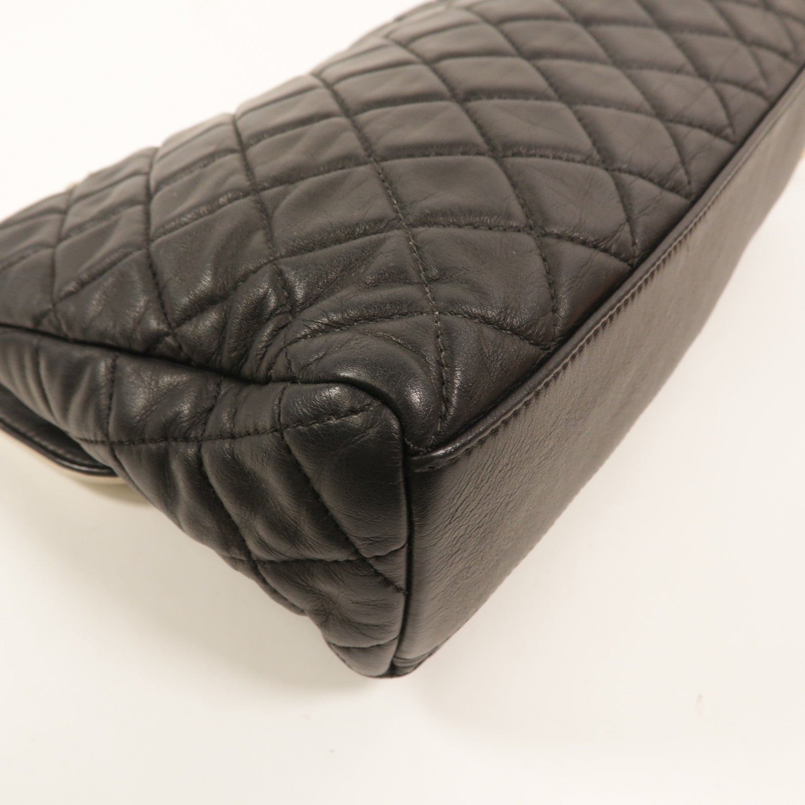 CHANEL 牛皮皮革2.55 East West Mademoiselle鏈帶肩背袋