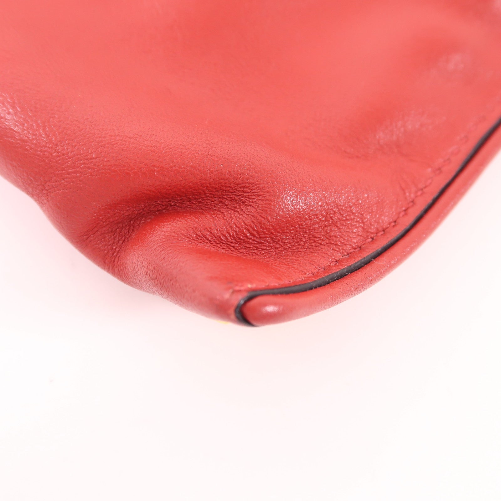 Miu Miu 牛皮皮革Pouch金扣手拿包