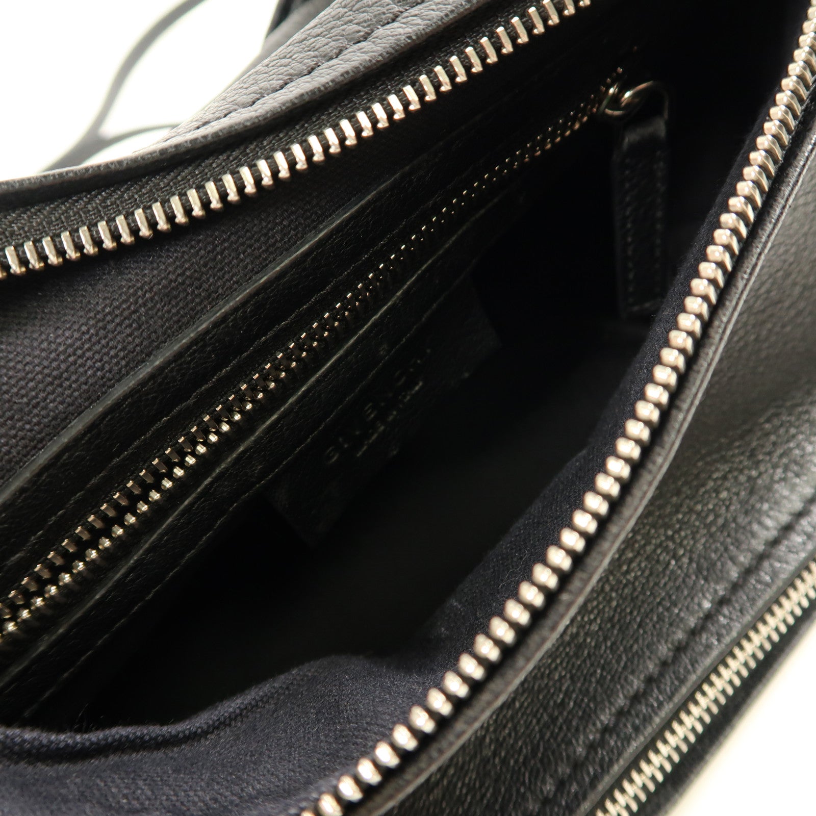 GIVENCHY 牛皮皮革Shoulder Bag銀扣肩背袋