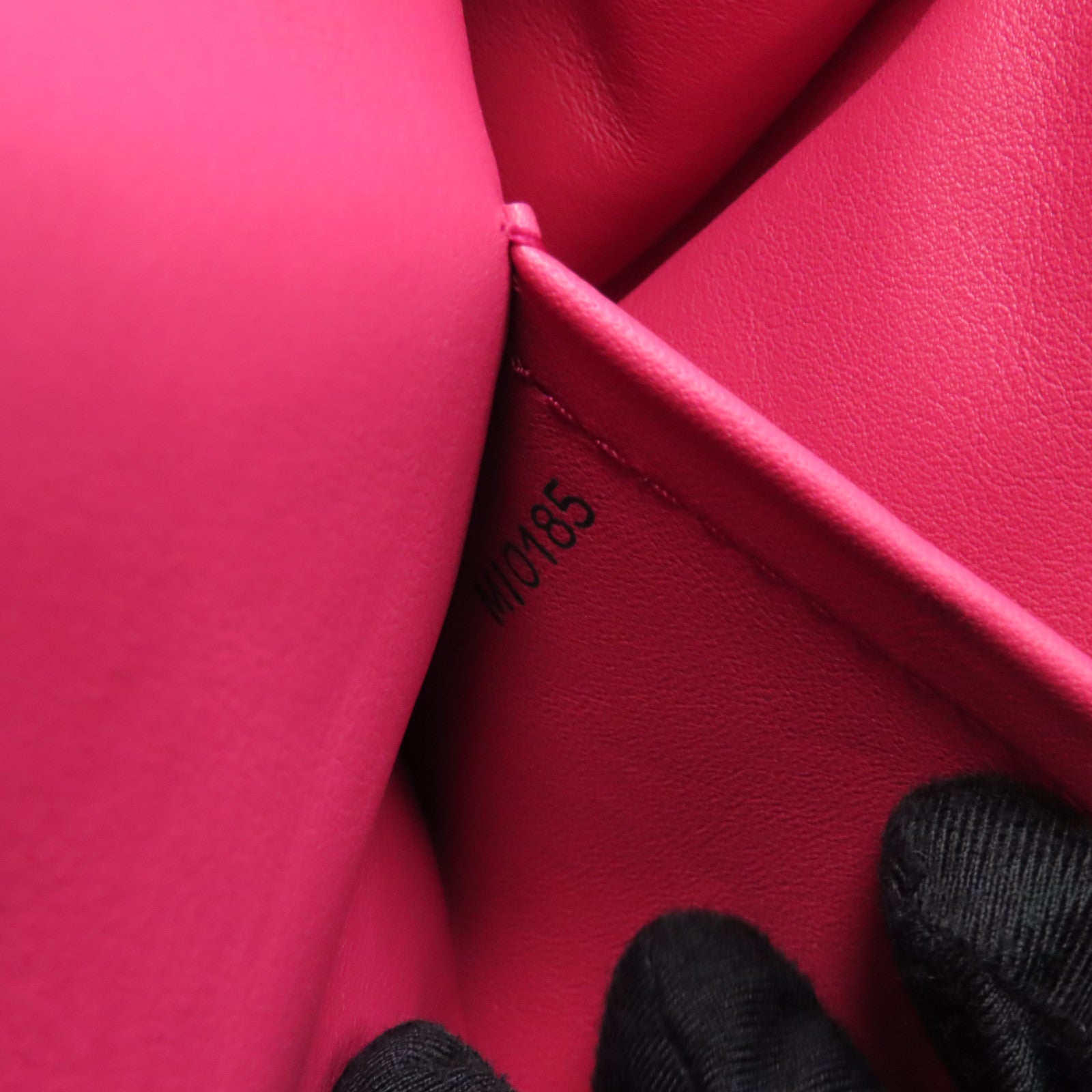 LOUIS VUITTON 牛皮皮革Capuciness MM金扣手挽袋黑色