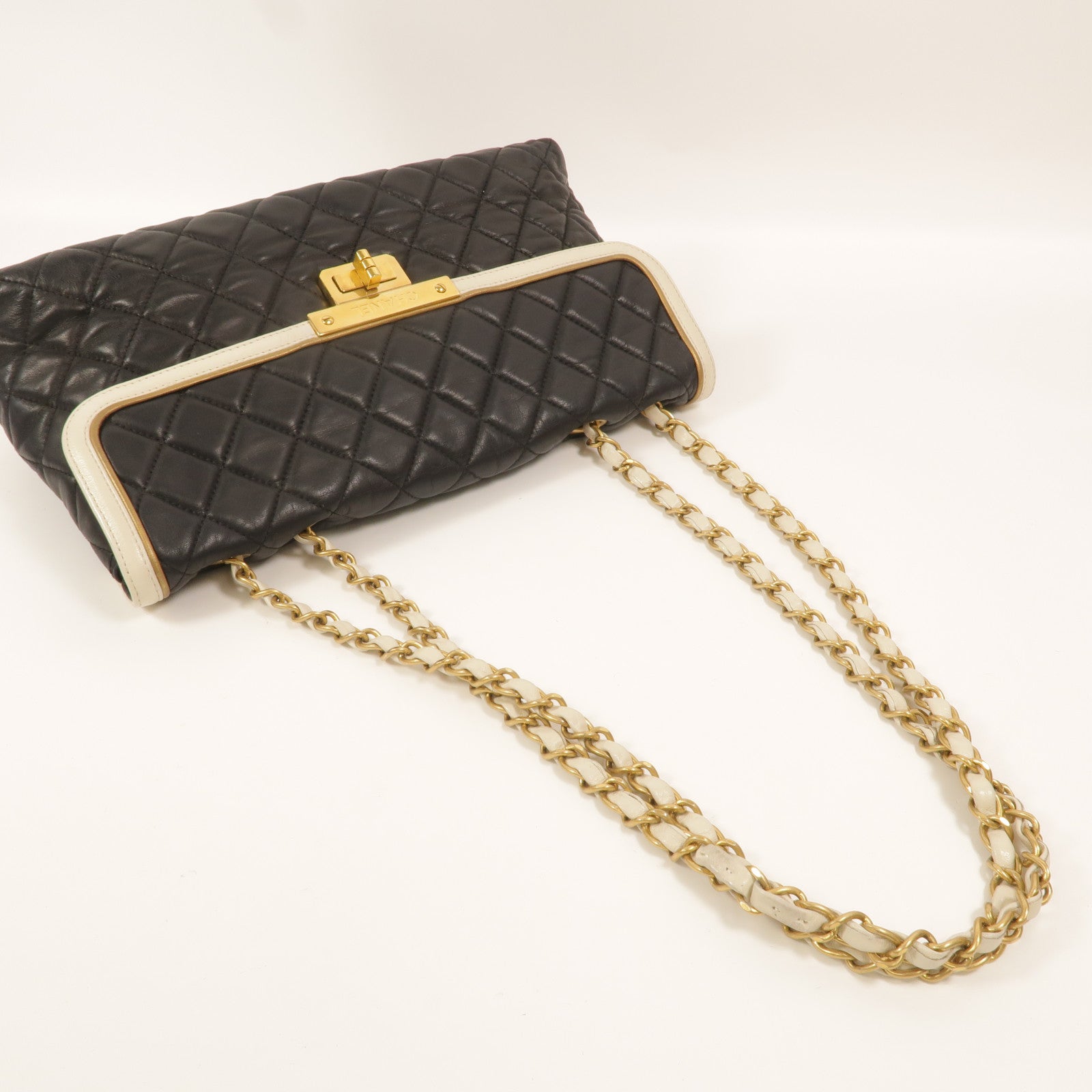 CHANEL 牛皮皮革2.55 East West Mademoiselle鏈帶肩背袋