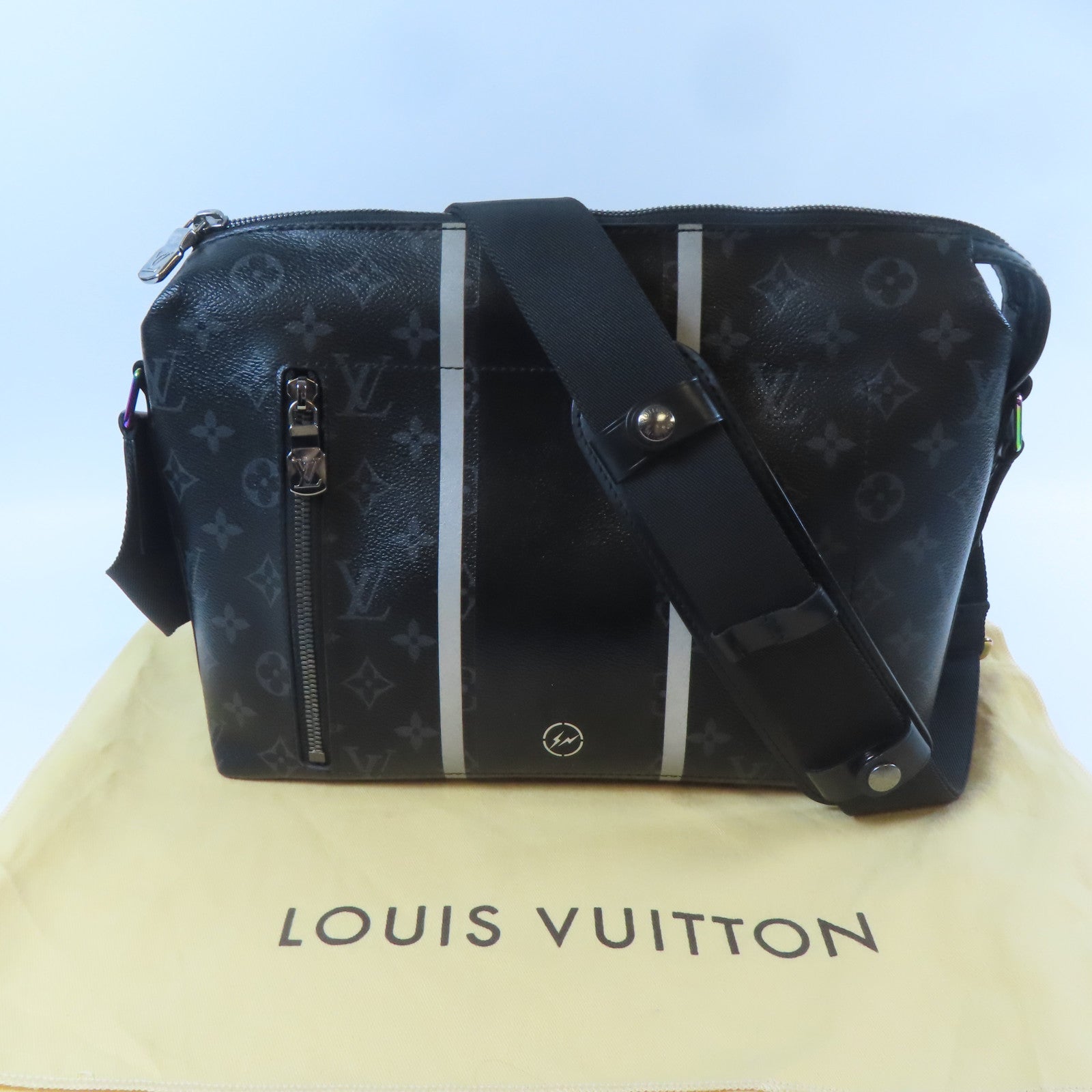 LOUIS VUITTON 【激減優惠】Monogram Eclipse Apollo Messnger MM X Hiroshi Fujiware銀扣肩背袋黑色