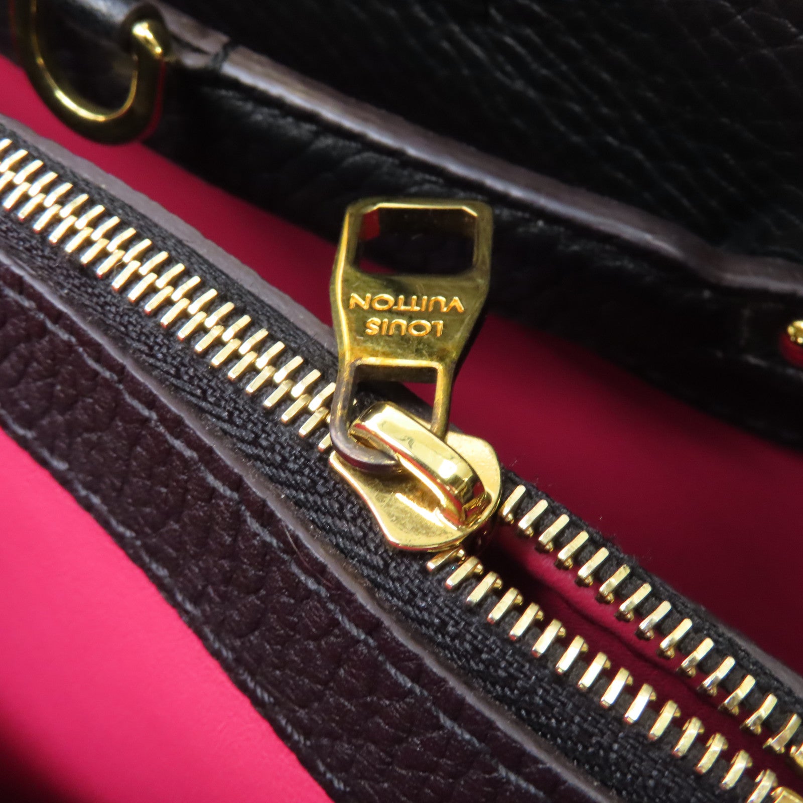 LOUIS VUITTON 牛皮皮革Capuciness MM金扣手挽袋黑色