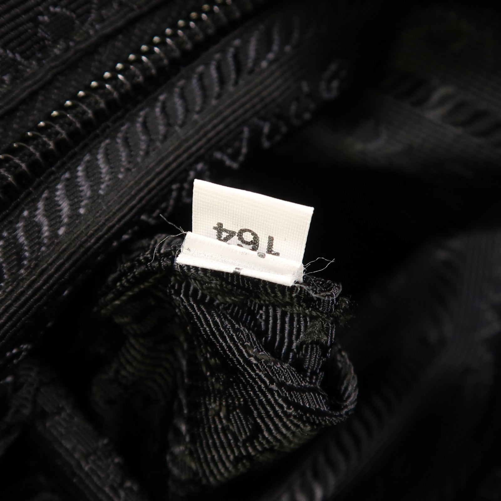 PRADA 尼龍Backpack銀扣背包