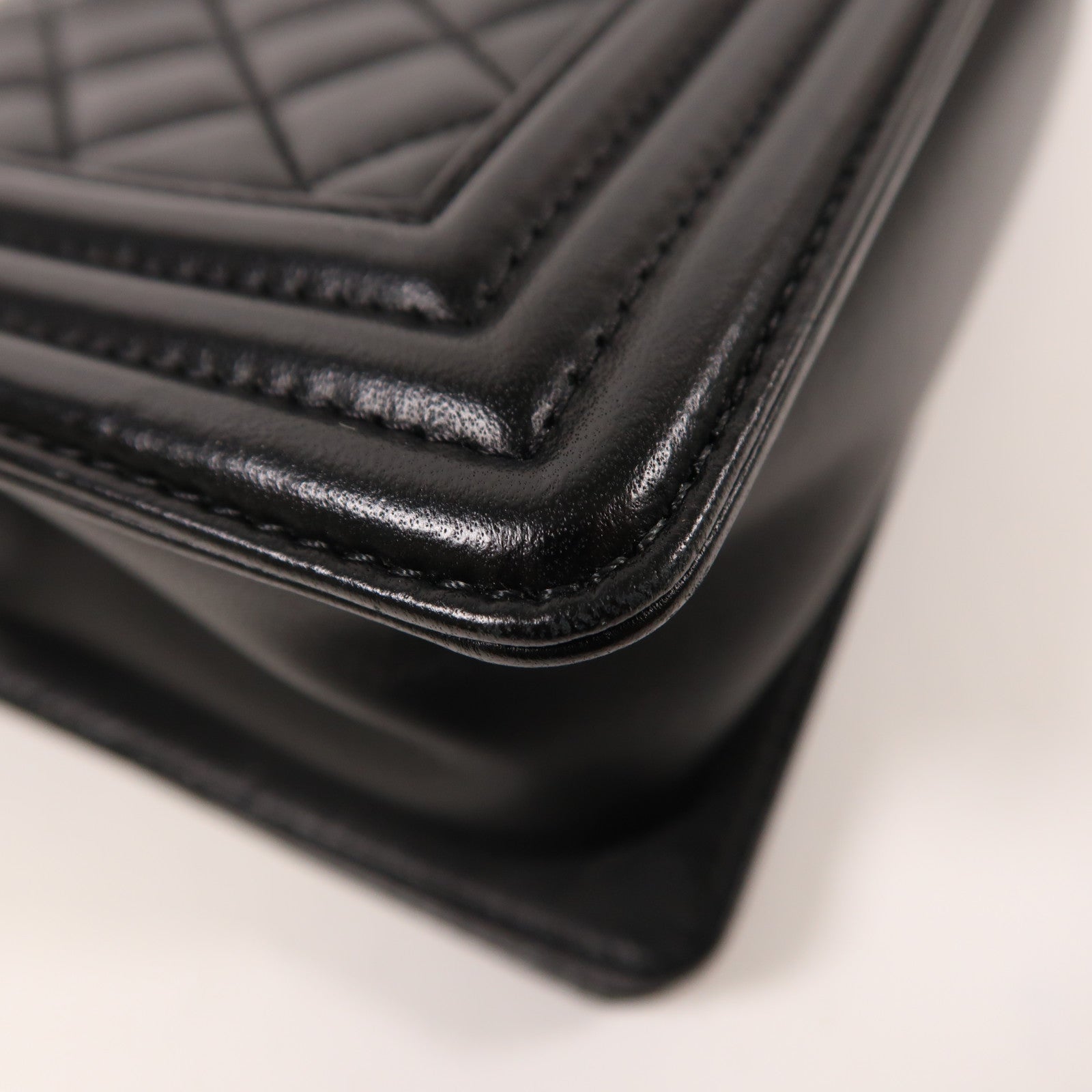 CHANEL 羊皮皮革Boy 25銀扣鏈帶肩背袋